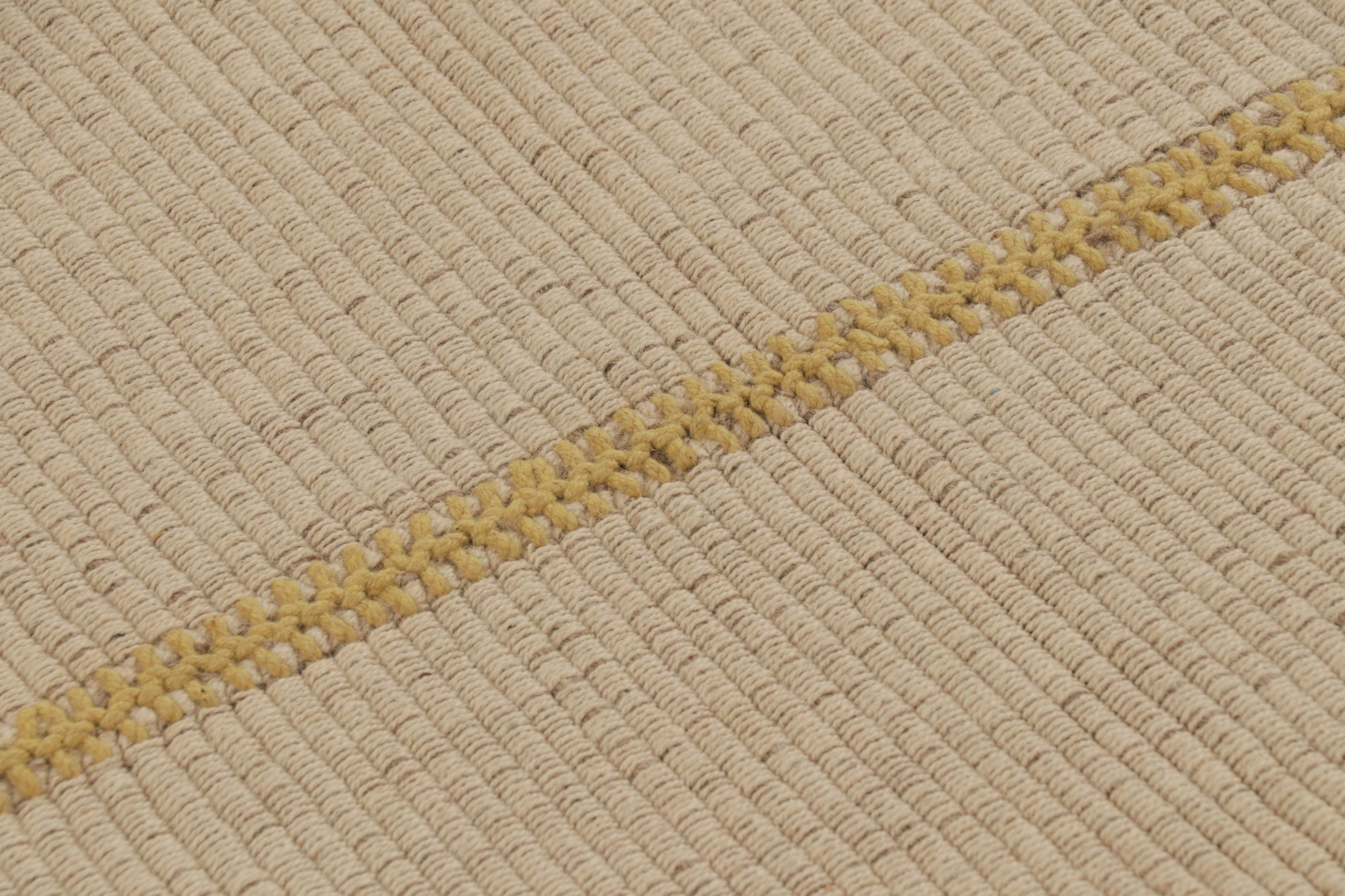 XXIe siècle et contemporain Rug & Kilim's Accent Kilim, tapis carré à rayures texturées beige et moutarde en vente