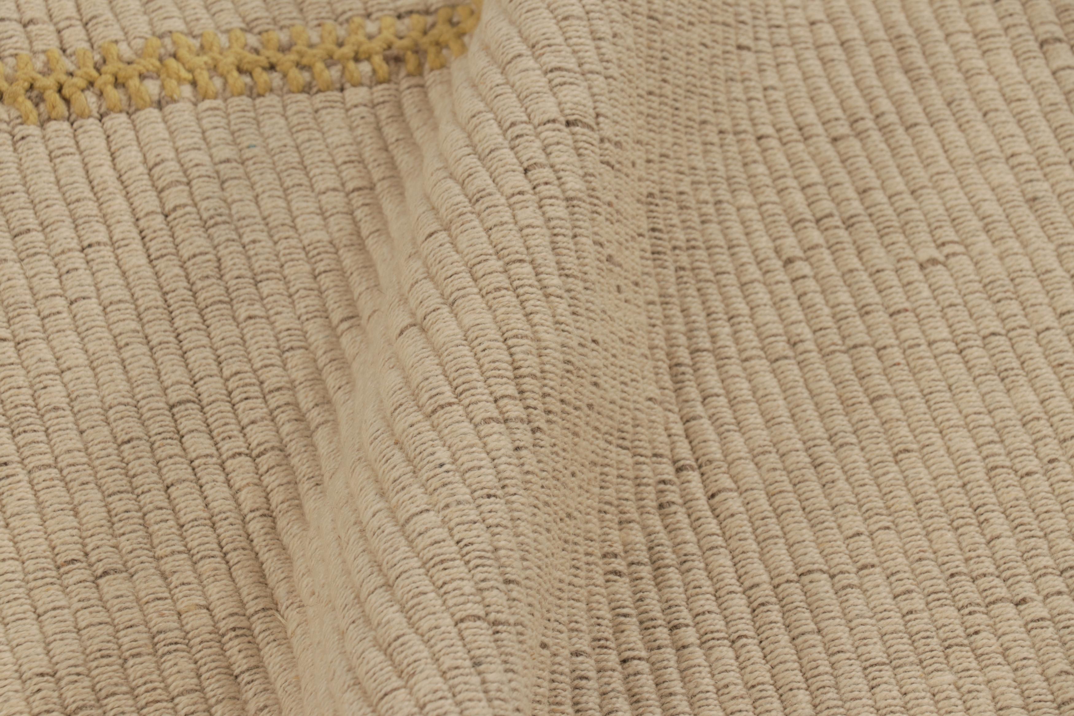 Laine Rug & Kilim's Accent Kilim, tapis carré à rayures texturées beige et moutarde en vente