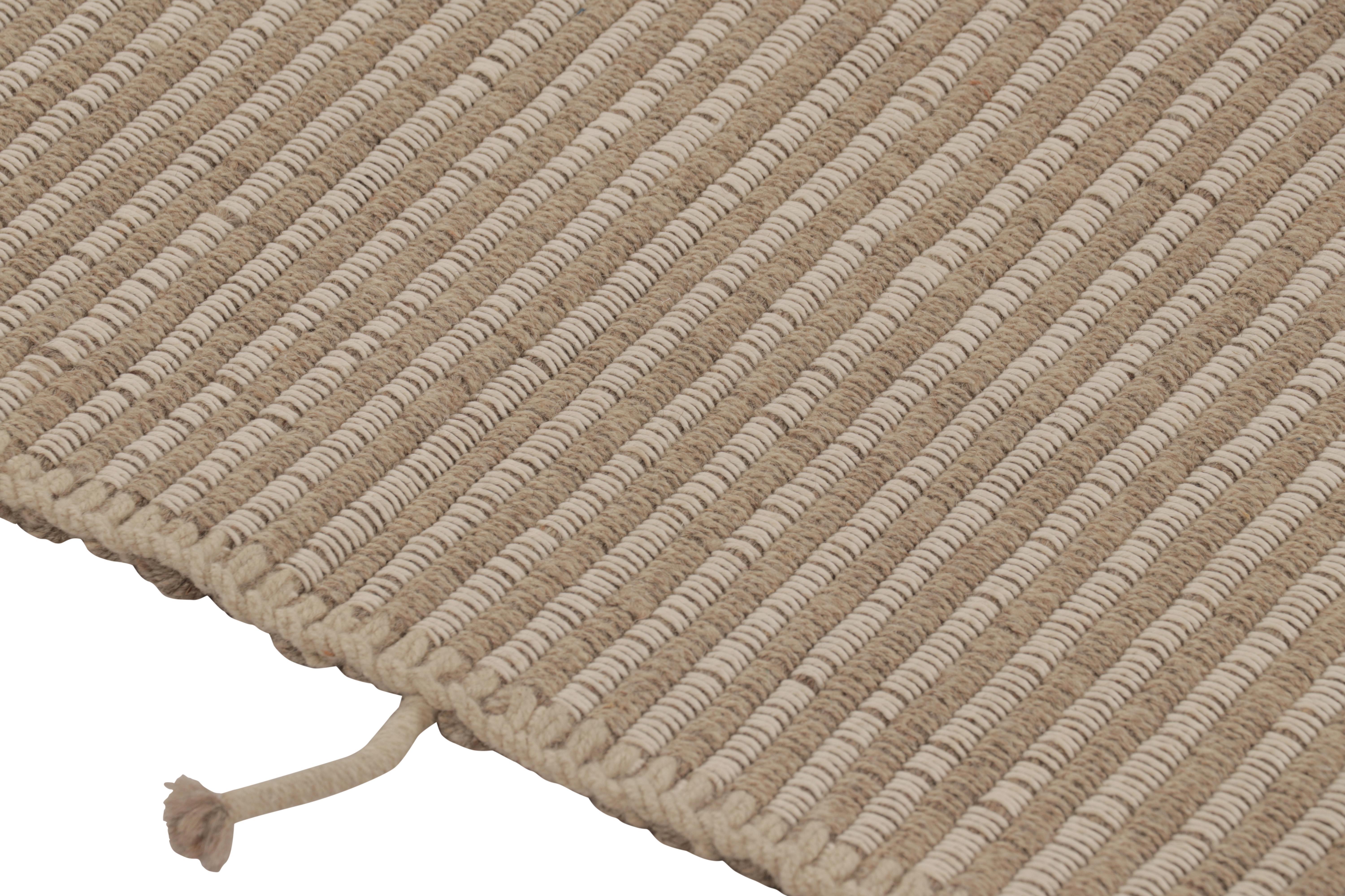 Tissé à la main Rug & Kilim's Accent Kilim, tapis carré à rayures texturées beige et taupe en vente