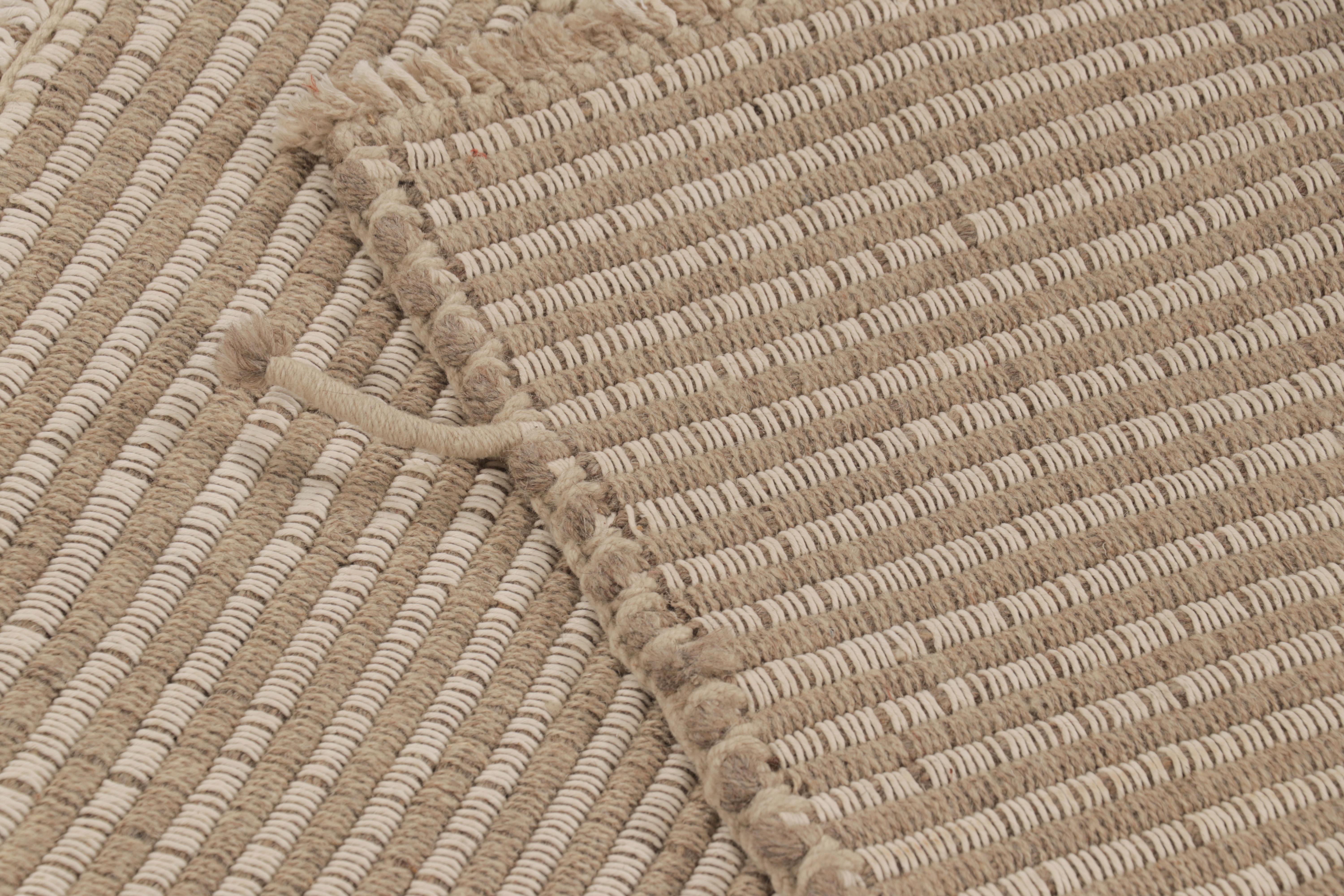 XXIe siècle et contemporain Rug & Kilim's Accent Kilim, tapis carré à rayures texturées beige et taupe en vente