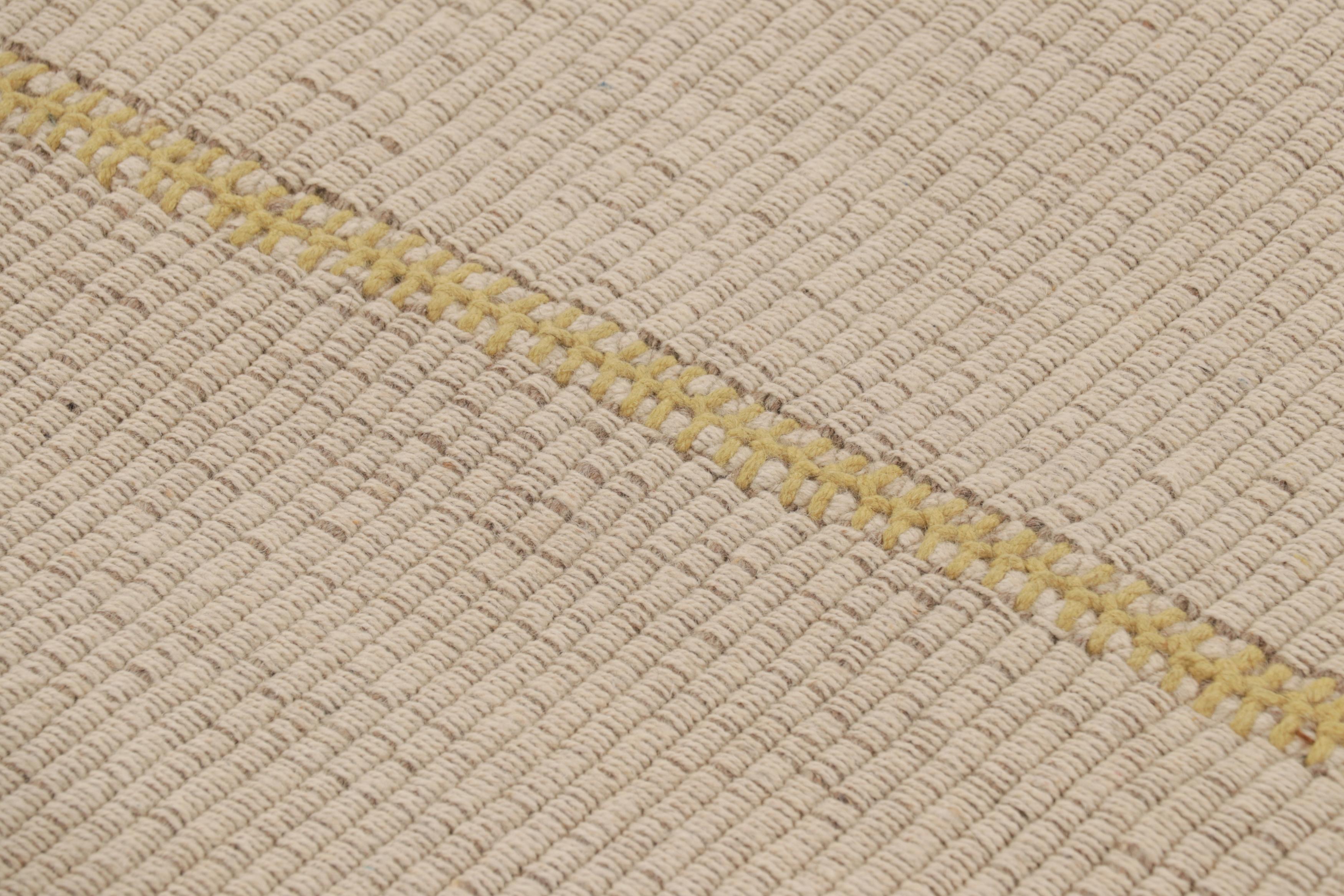 Tissé à la main Rug & Kilim's Accent Kilim, tapis carré à rayures texturées crème et jaunes en vente