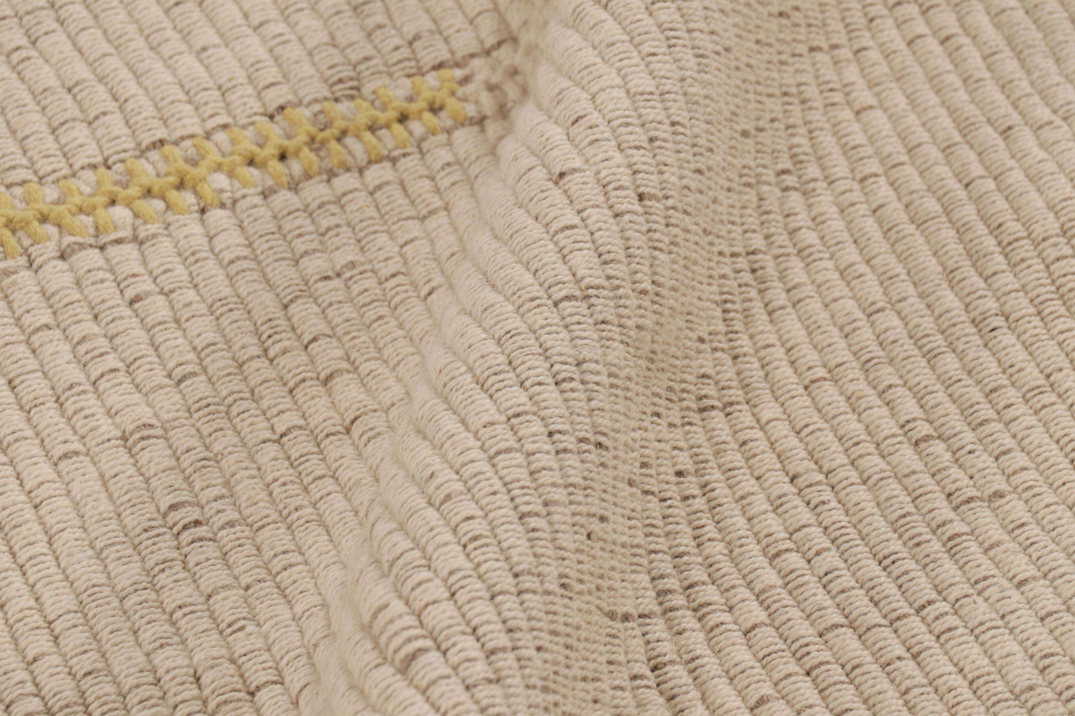 XXIe siècle et contemporain Rug & Kilim's Accent Kilim, tapis carré à rayures texturées crème et jaunes en vente