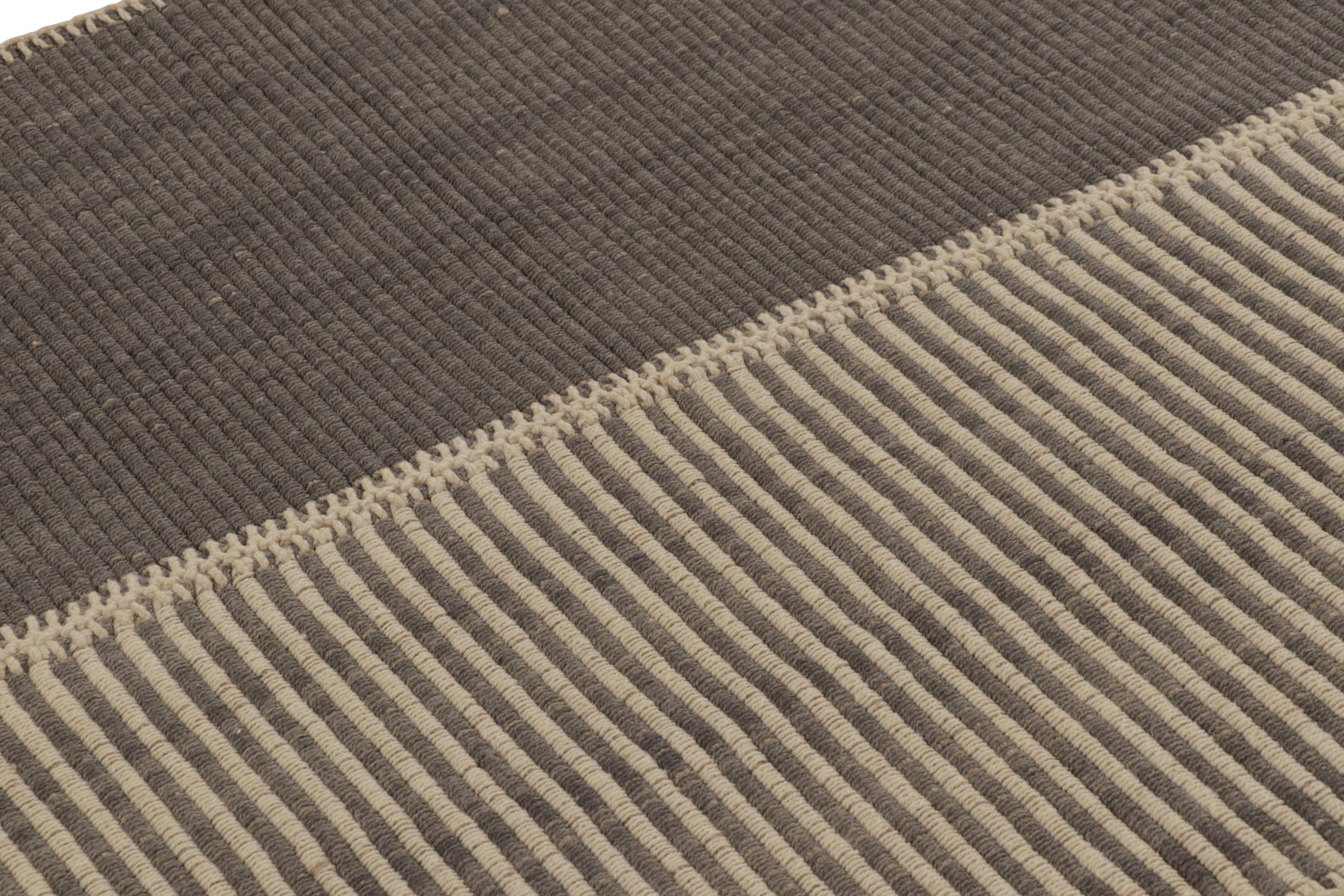 Tessuto a mano in lana, questo Kilim contemporaneo 4x5 fa parte di una nuova ed entusiasmante collezione di Rug & Kilim a tessitura piatta e personalizzabile.

Sul design:

