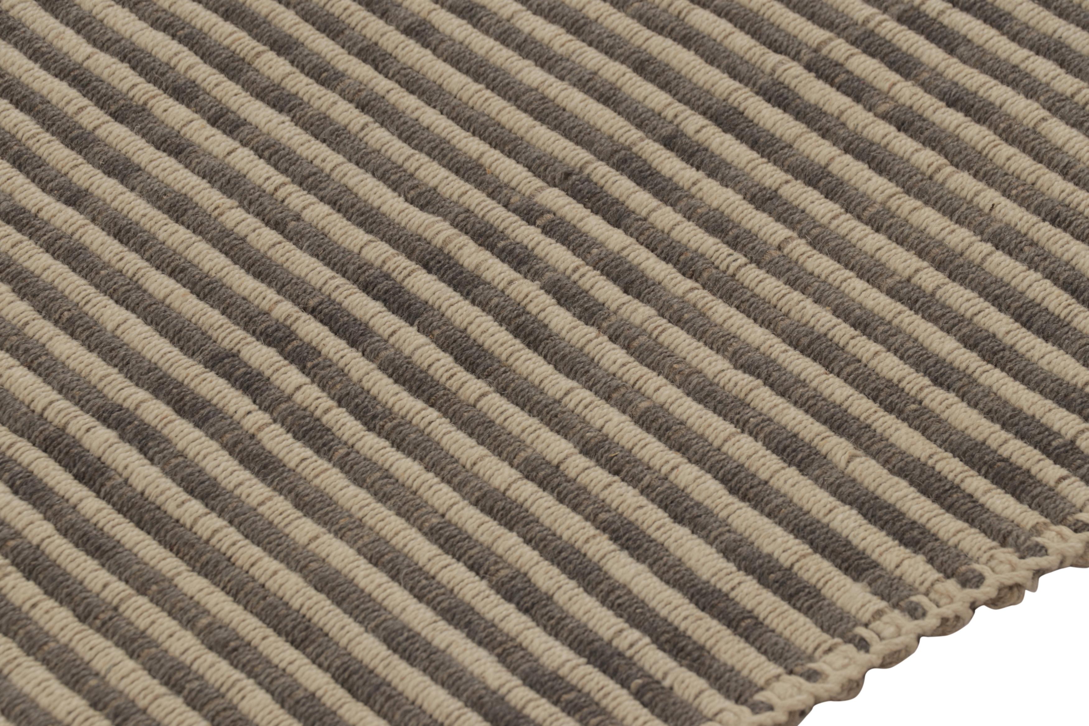 Indiano Rug & Kilim è un tappeto quadrato con strisce grigie e beige. in vendita