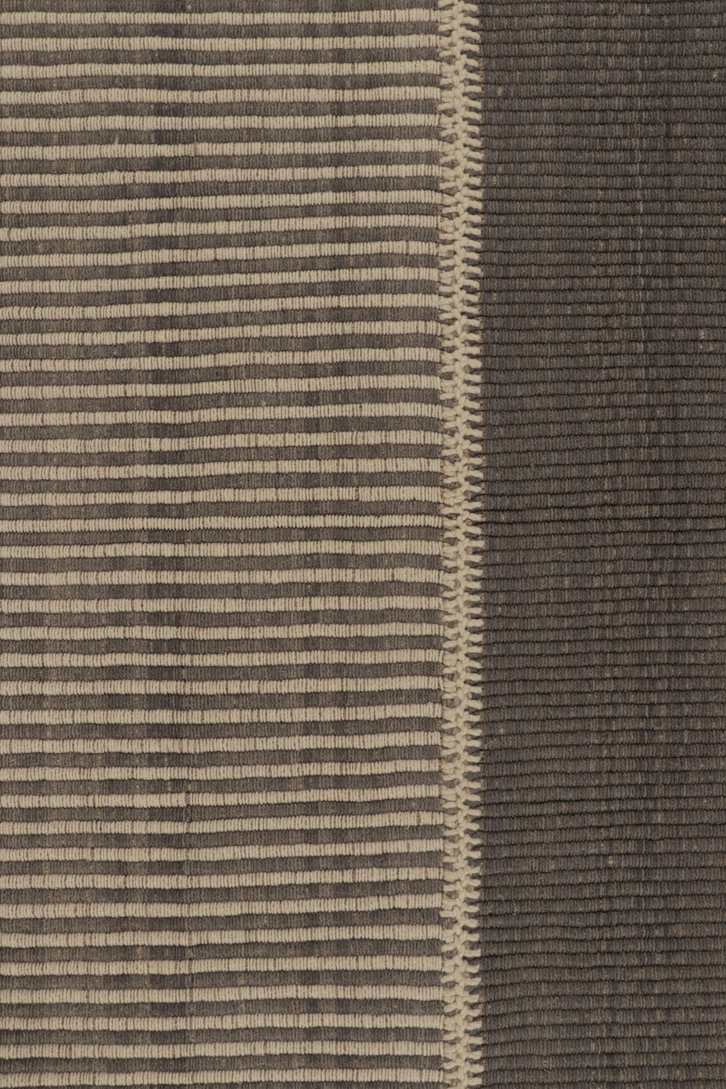 Tessuto a mano Rug & Kilim è un tappeto quadrato con strisce grigie e beige. in vendita