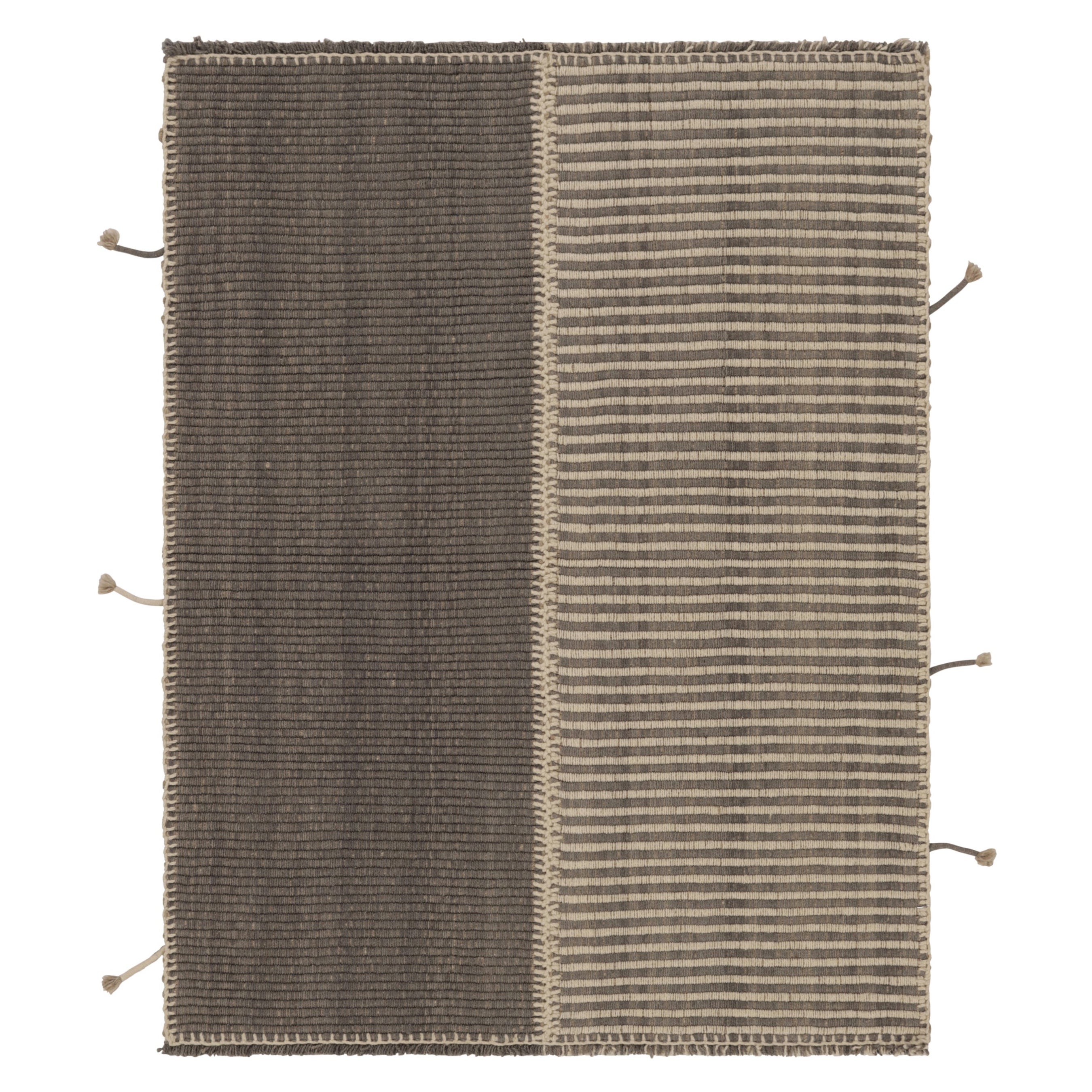 Rug & Kilim è un tappeto quadrato con strisce grigie e beige.