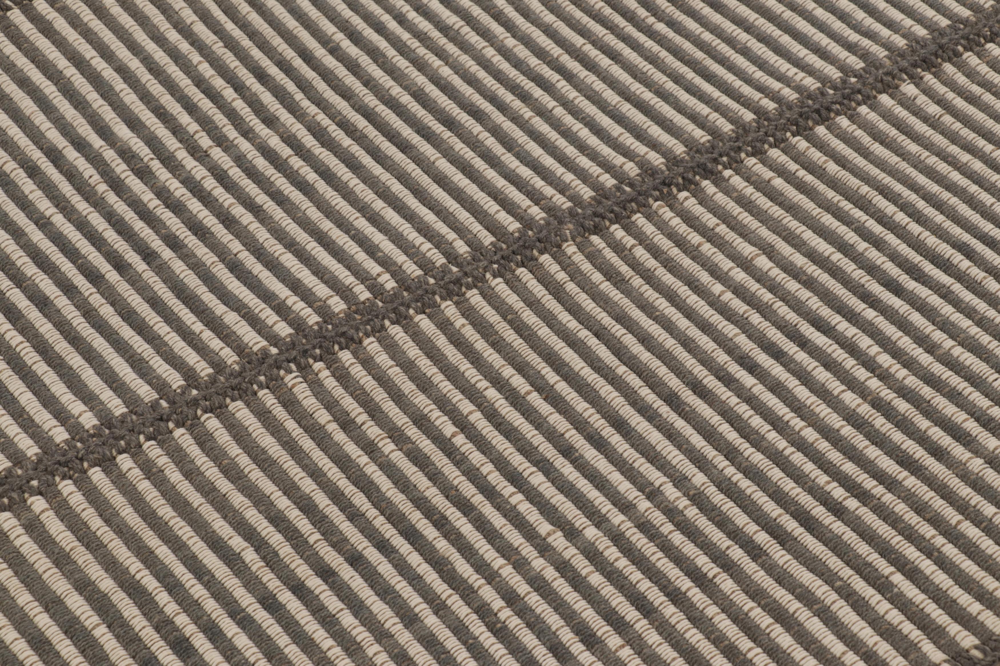 Tessuto a mano in lana, questo Kilim contemporaneo 4x5 fa parte di una nuova ed entusiasmante collezione di Rug & Kilim a tessitura piatta e personalizzabile.

Sul design:

