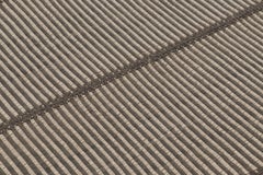 Rug & Kilim's Akzent-Kilim, quadratischer Teppich mit strukturierten grauen und weißen Streifen
