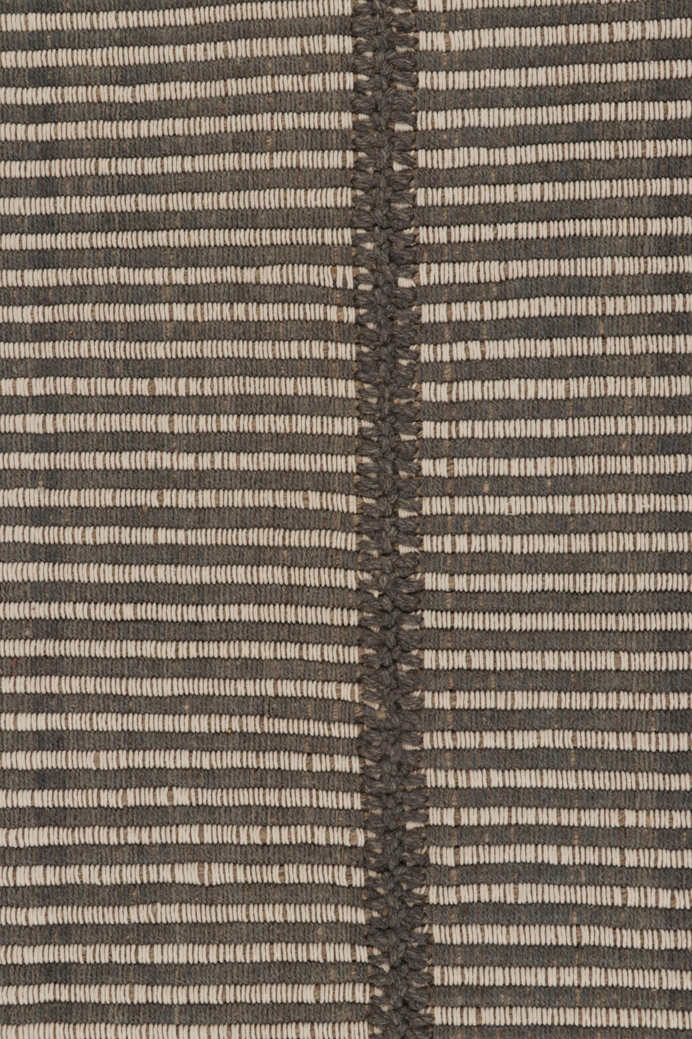 Tessuto a mano Rug & Kilim è un tappeto quadrato a strisce bianche e grigie con accenti di Rug & Kilim. in vendita