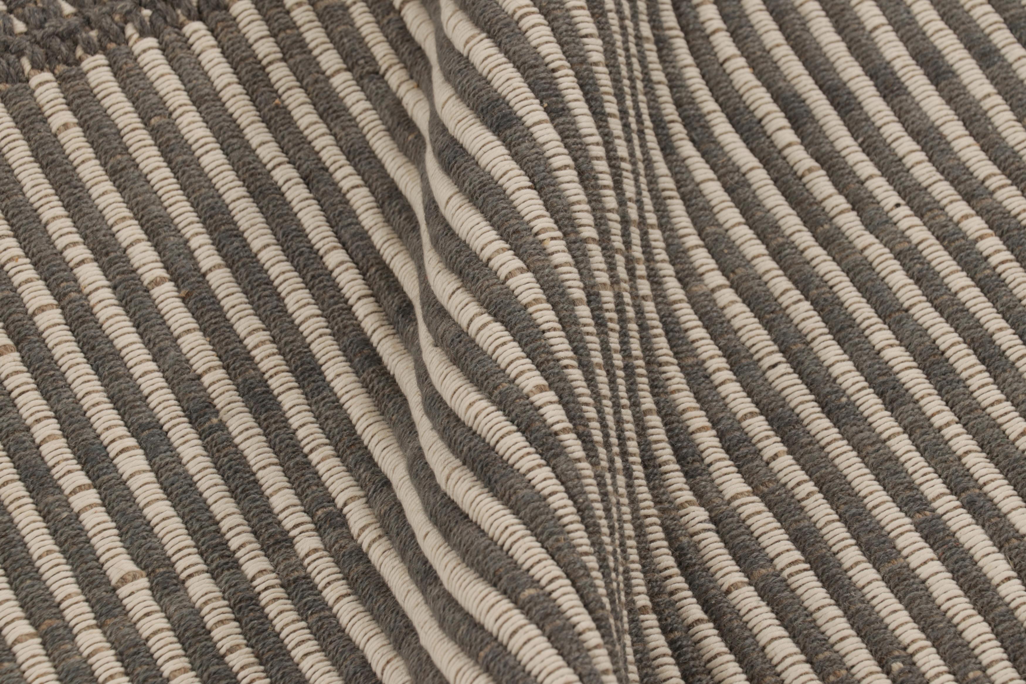 XXI secolo e contemporaneo Rug & Kilim è un tappeto quadrato a strisce bianche e grigie con accenti di Rug & Kilim. in vendita
