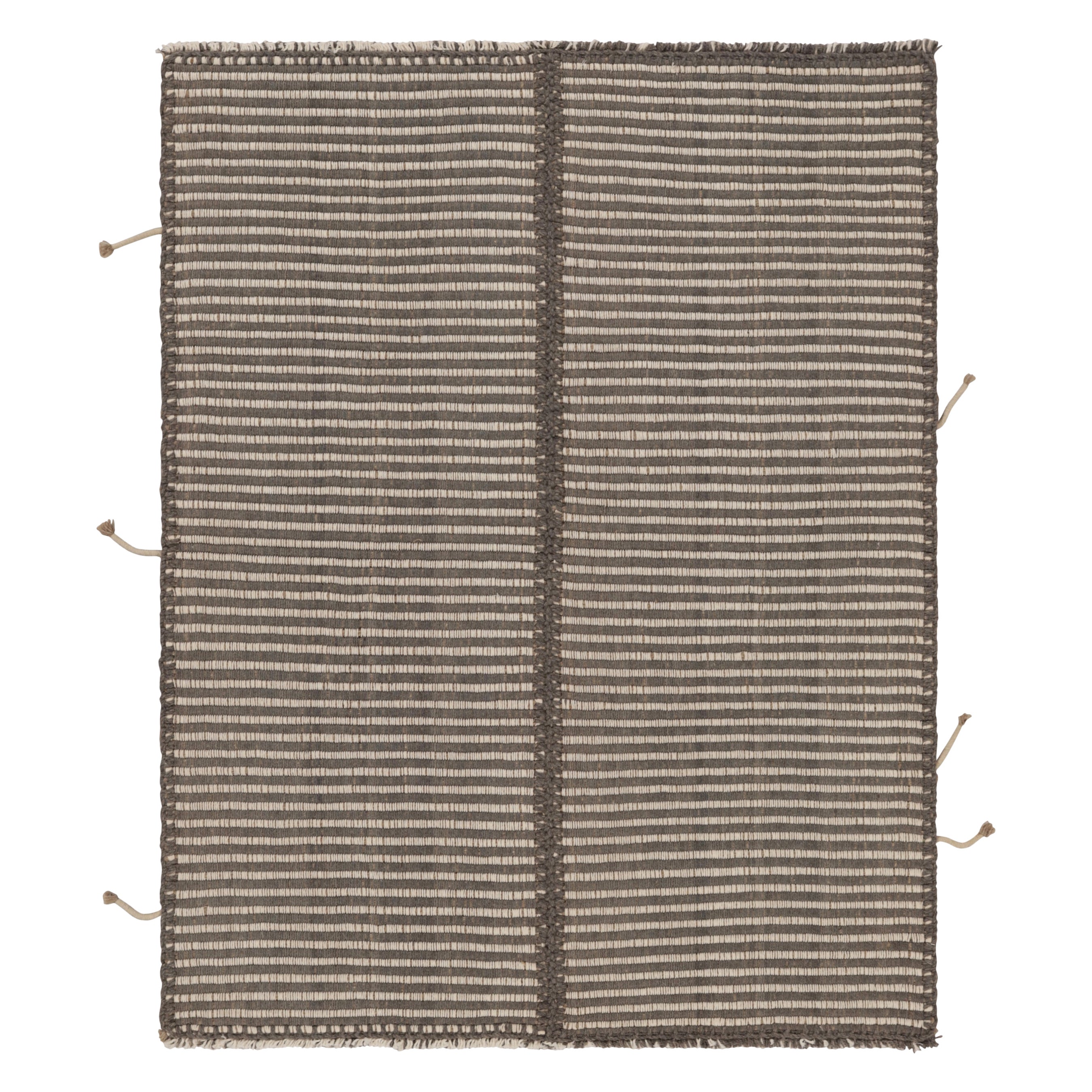 Rug & Kilim è un tappeto quadrato a strisce bianche e grigie con accenti di Rug & Kilim.