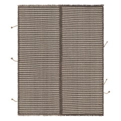 Rug & Kilim è un tappeto quadrato a strisce bianche e grigie con accenti di Rug & Kilim.