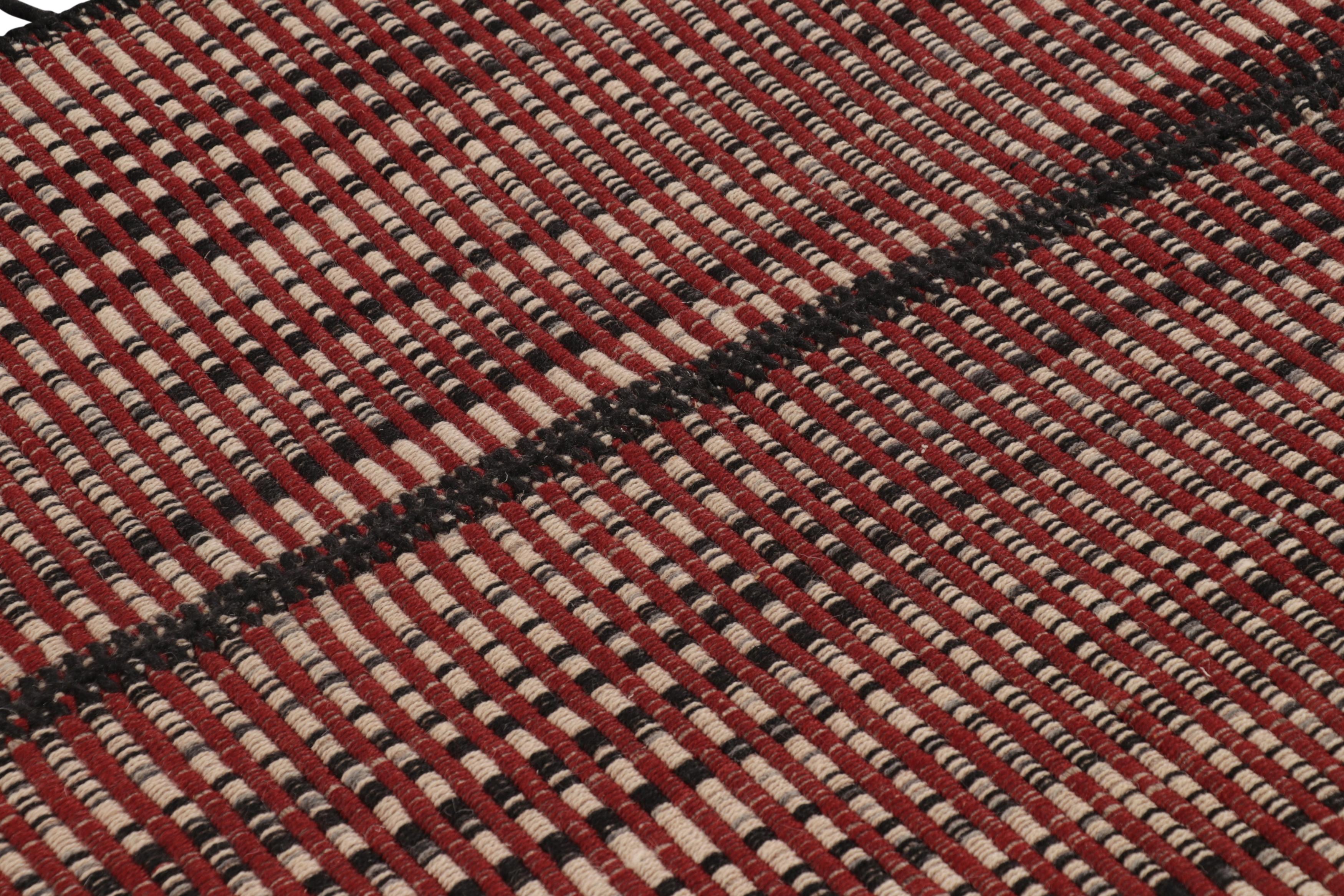 Rug & Kilim's Akzent-Kilim, quadratischer Teppich mit strukturierten roten, schwarzen und beigen Streifen (Moderne) im Angebot