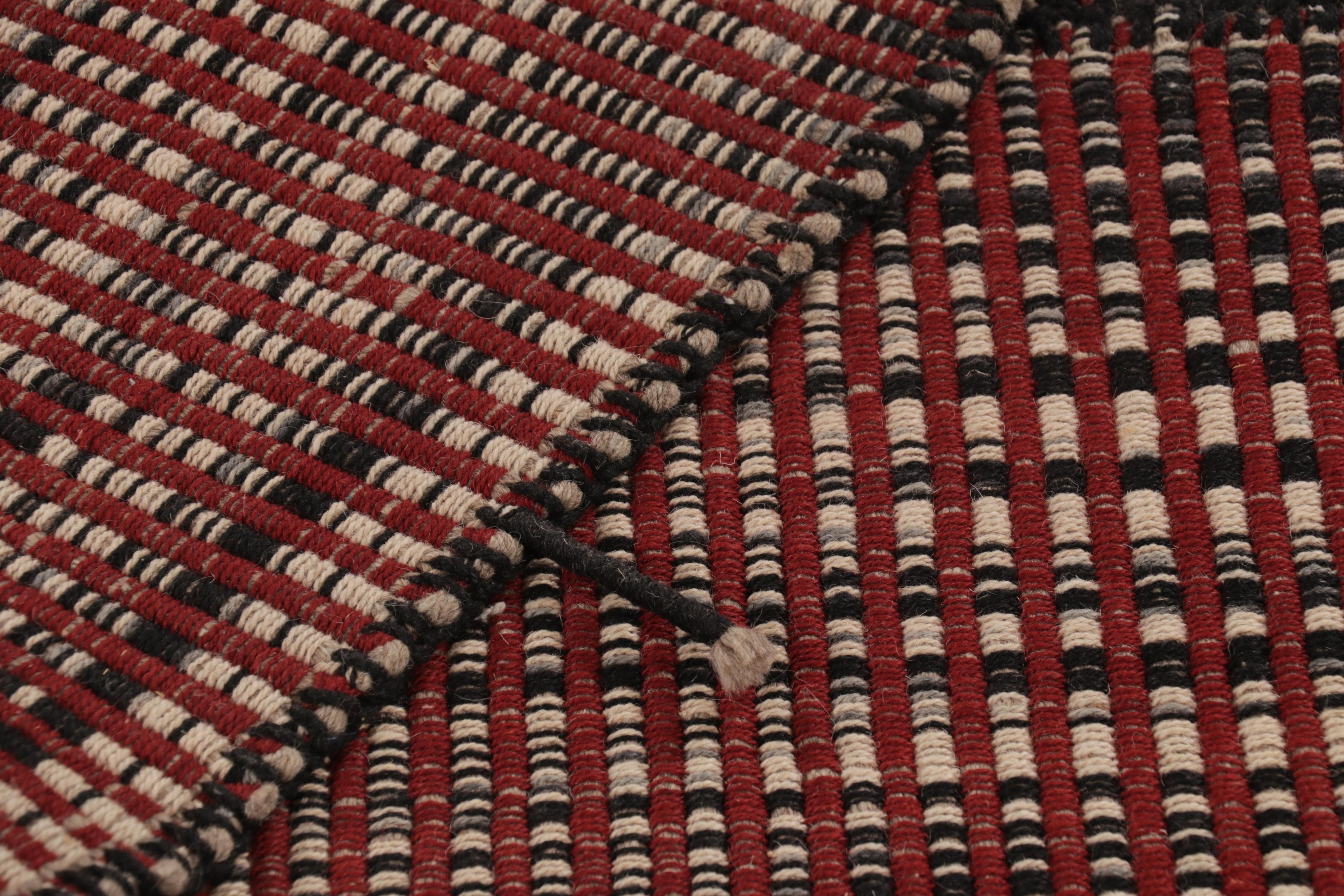 Rug & Kilim's Akzent-Kilim, quadratischer Teppich mit strukturierten roten, schwarzen und beigen Streifen (Afghanisch) im Angebot