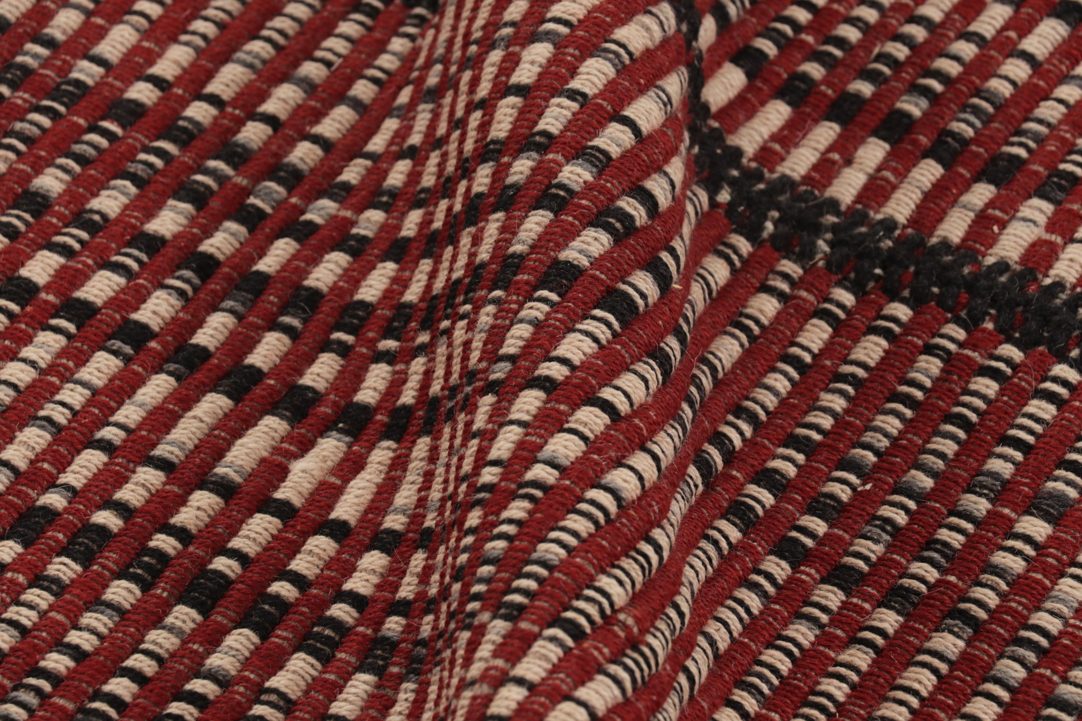 Rug & Kilim's Akzent-Kilim, quadratischer Teppich mit strukturierten roten, schwarzen und beigen Streifen (Handgewebt) im Angebot