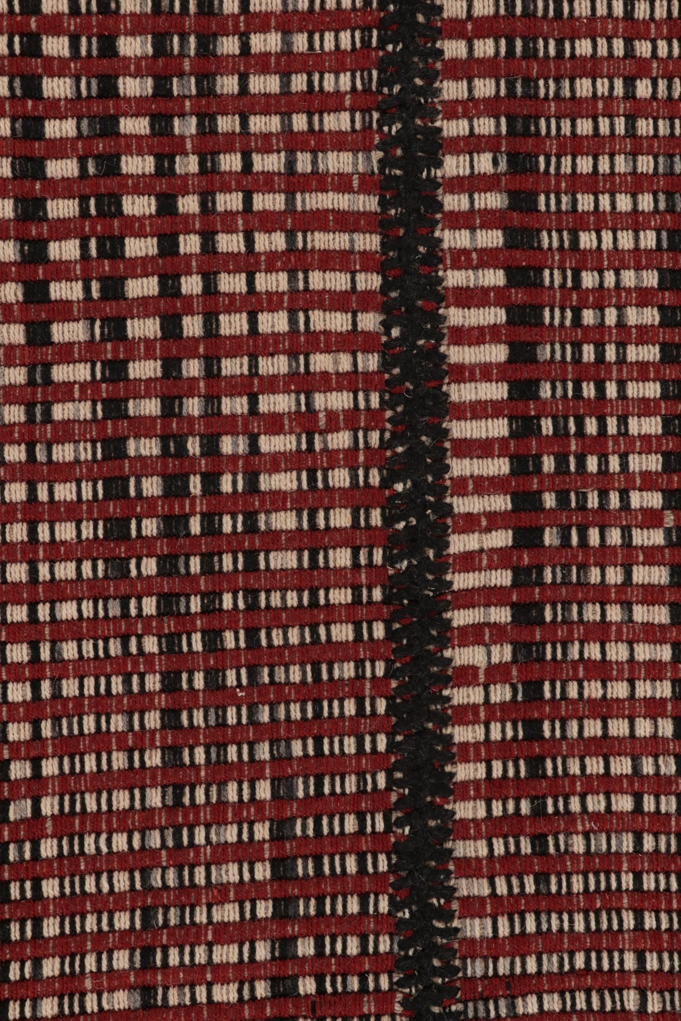 Rug & Kilim's Akzent-Kilim, quadratischer Teppich mit strukturierten roten, schwarzen und beigen Streifen im Zustand „Neu“ im Angebot in Long Island City, NY
