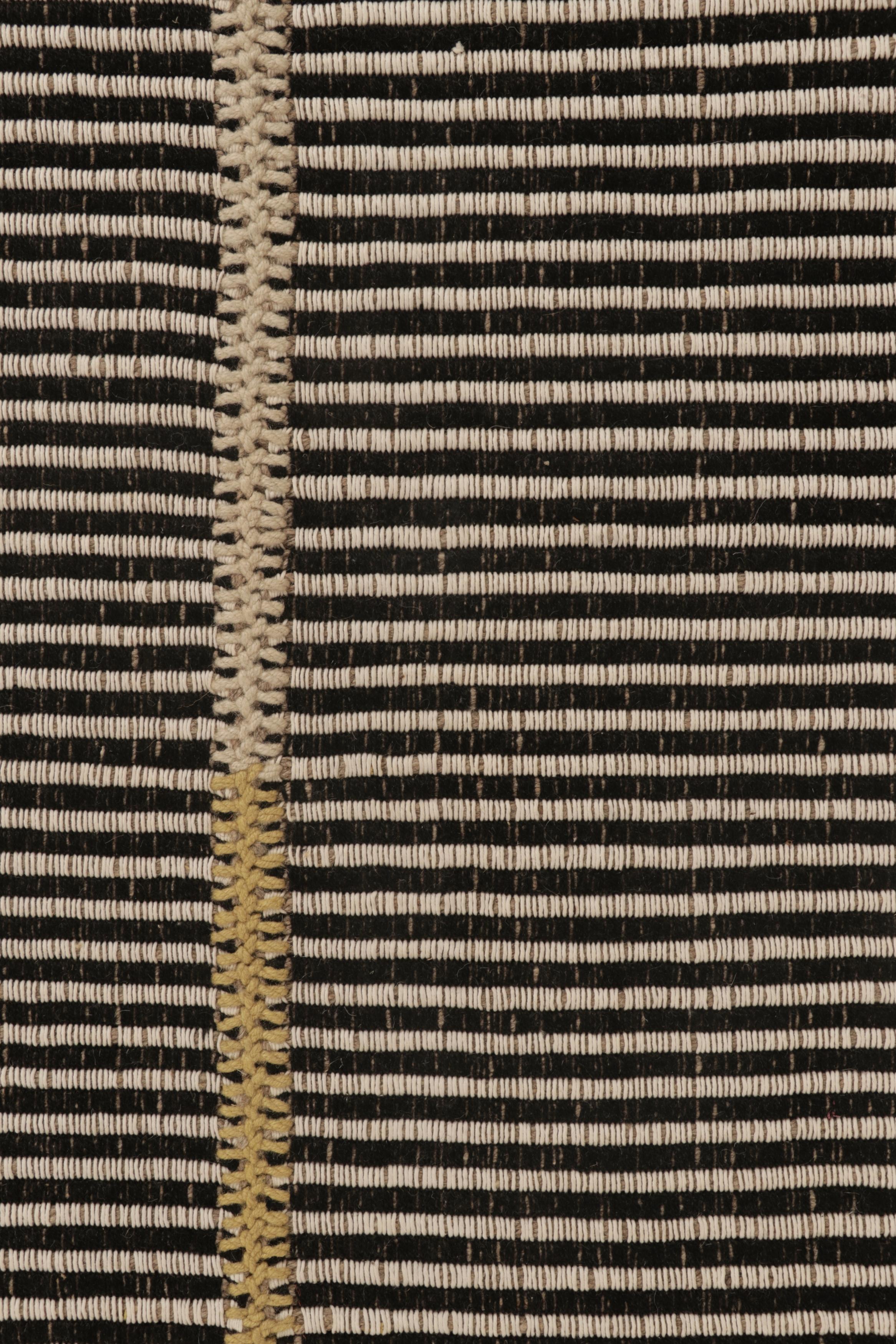 Alfombra cuadrada Accent Kilim de Rug & Kilim con textura de rayas blancas y negras Tejido a mano en venta