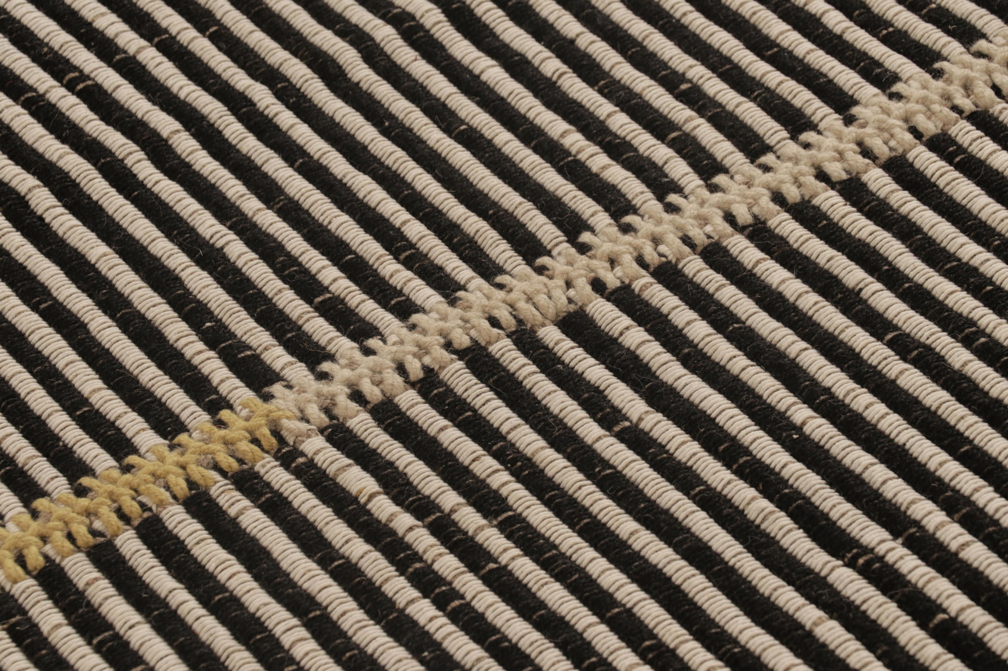 Alfombra cuadrada Accent Kilim de Rug & Kilim con textura de rayas blancas y negras en Nuevo estado para la venta en Long Island City, NY