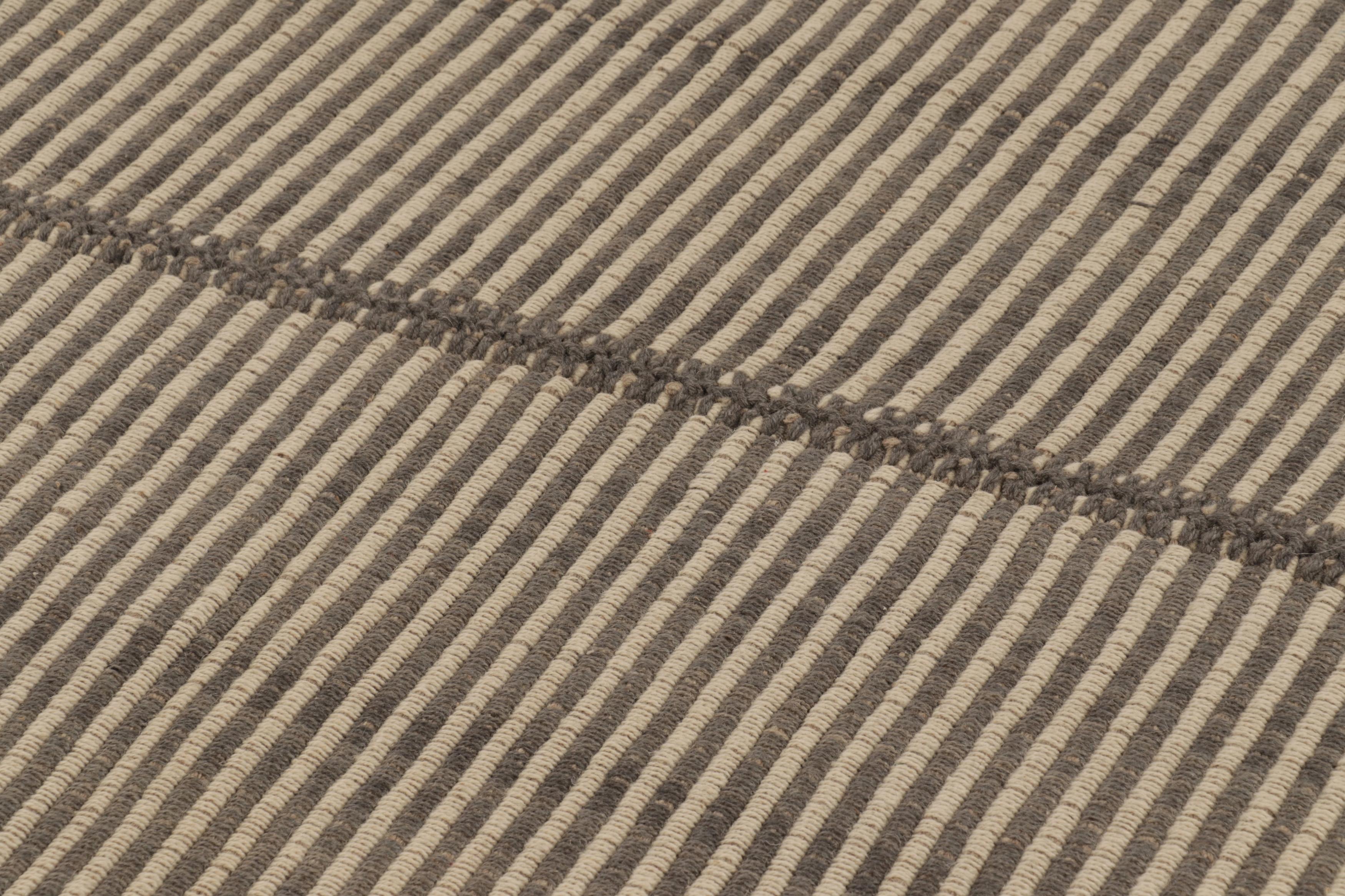  Dieser handgewebte, moderne 4x5-Kilim aus Wolle stammt aus einer aufregenden neuen Flachgewebe-Kollektion von Rug & Kilim, die nach Maß gefertigt wird.
 Über das Design:
