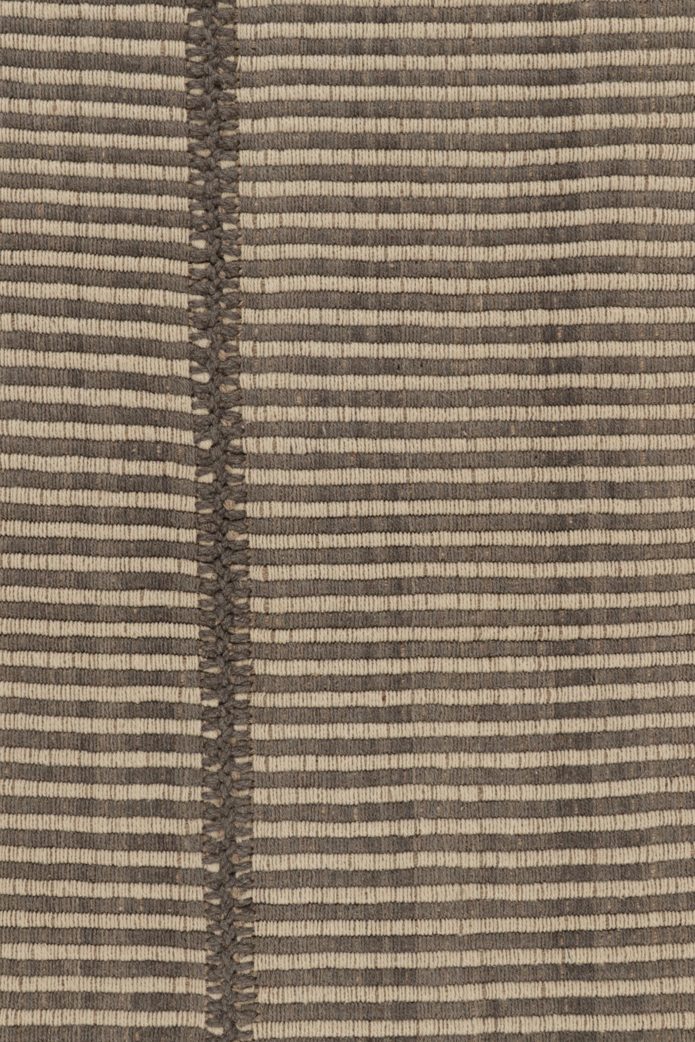 Rug & Kilim's Akzent-Kilim mit beigen und braunen Strukturstreifen (Moderne) im Angebot