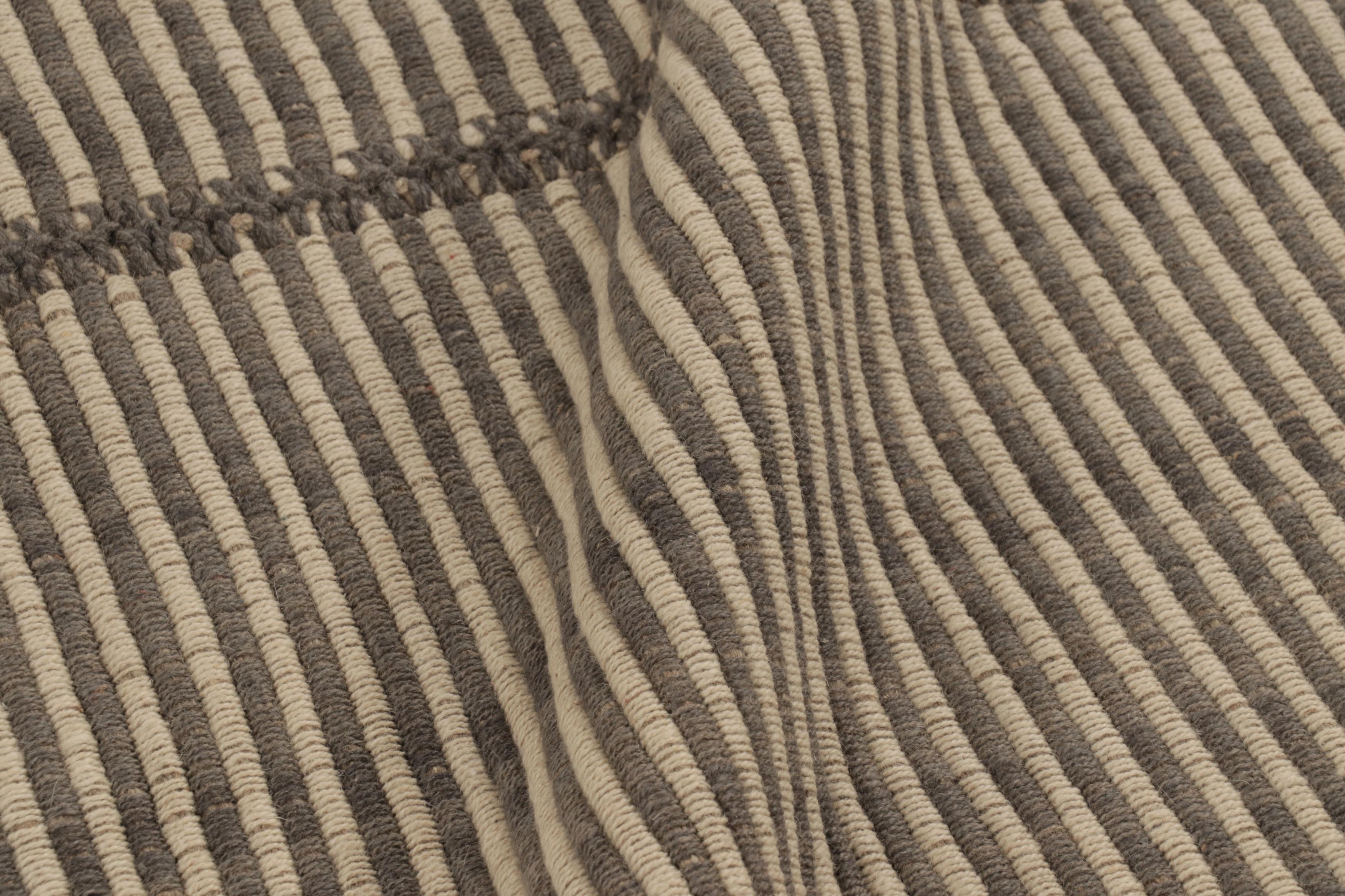 Rug & Kilim's Akzent-Kilim mit beigen und braunen Strukturstreifen (Afghanisch) im Angebot