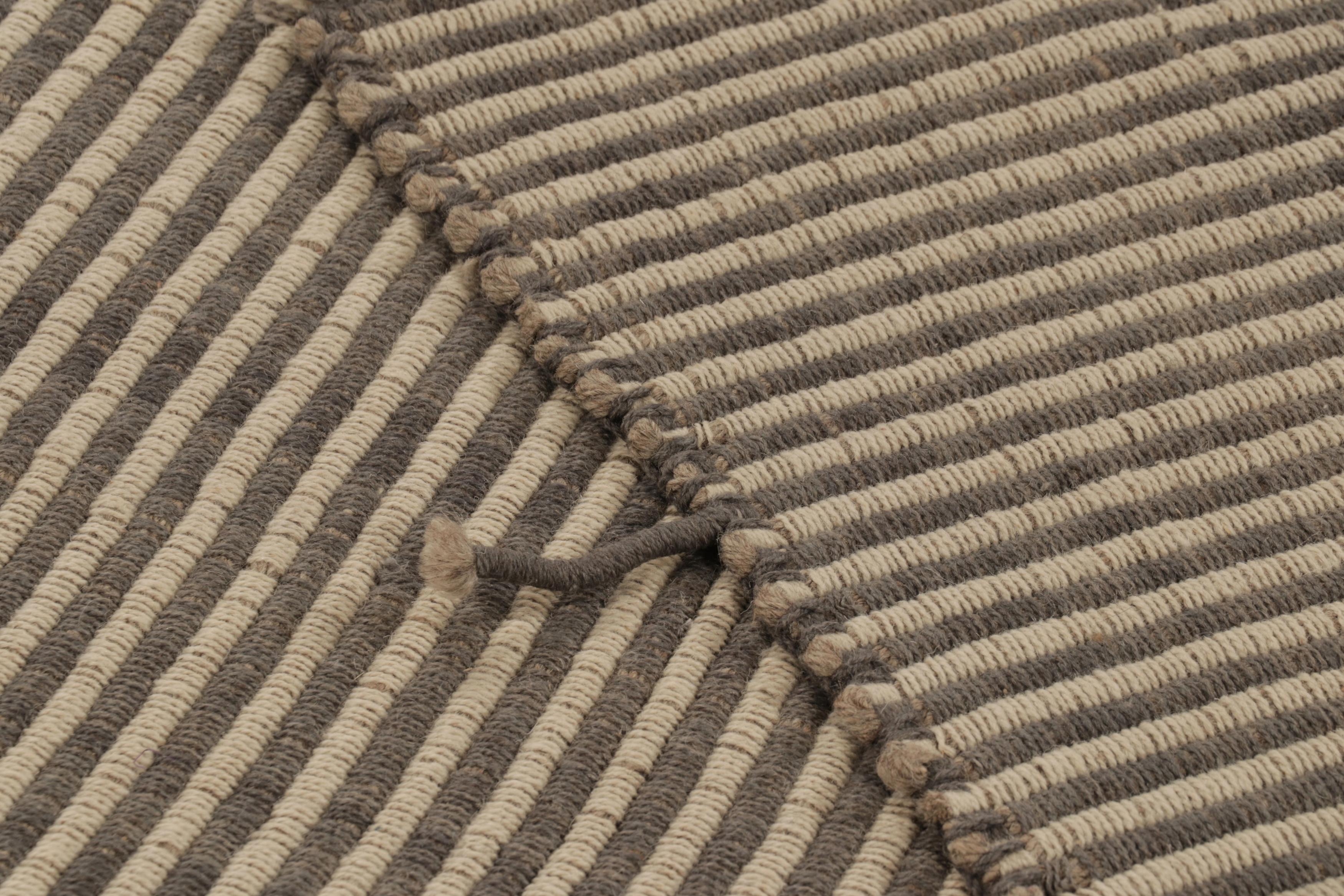 Rug & Kilim's Akzent-Kilim mit beigen und braunen Strukturstreifen (Handgeknüpft) im Angebot