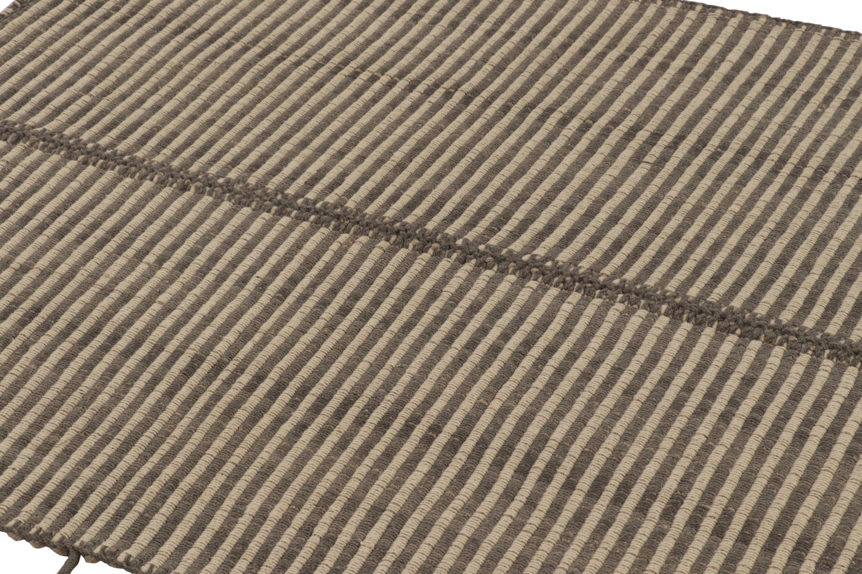 Rug & Kilim's Akzent-Kilim mit beigen und braunen Strukturstreifen im Zustand „Neu“ im Angebot in Long Island City, NY