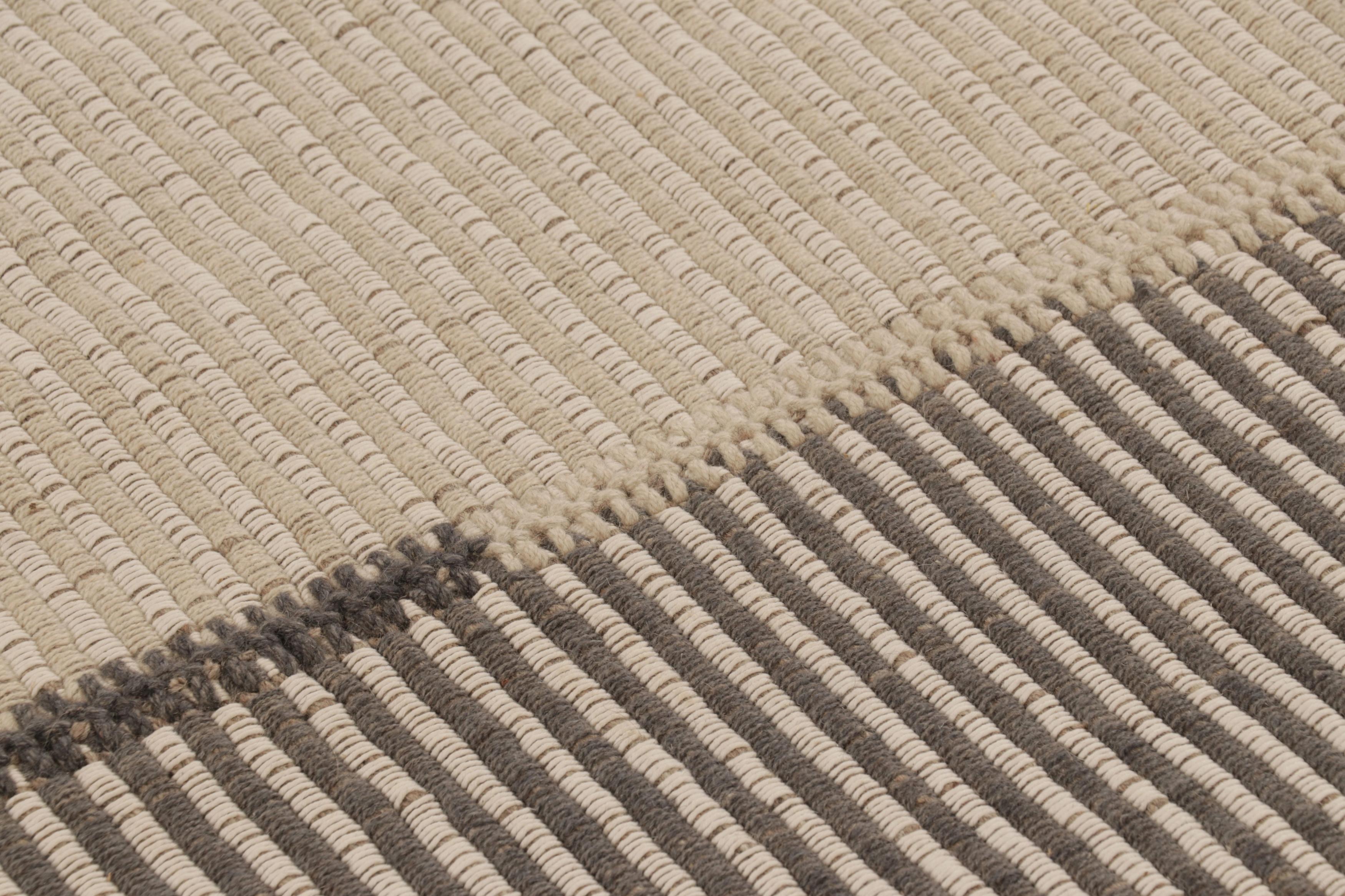  Dieser handgewebte, zeitgenössische 4x4-Kilim aus Wolle stammt aus einer aufregenden neuen Flachgewebe-Kollektion von Rug & Kilim, die nach Maß gefertigt wird. 

Über das Design:
