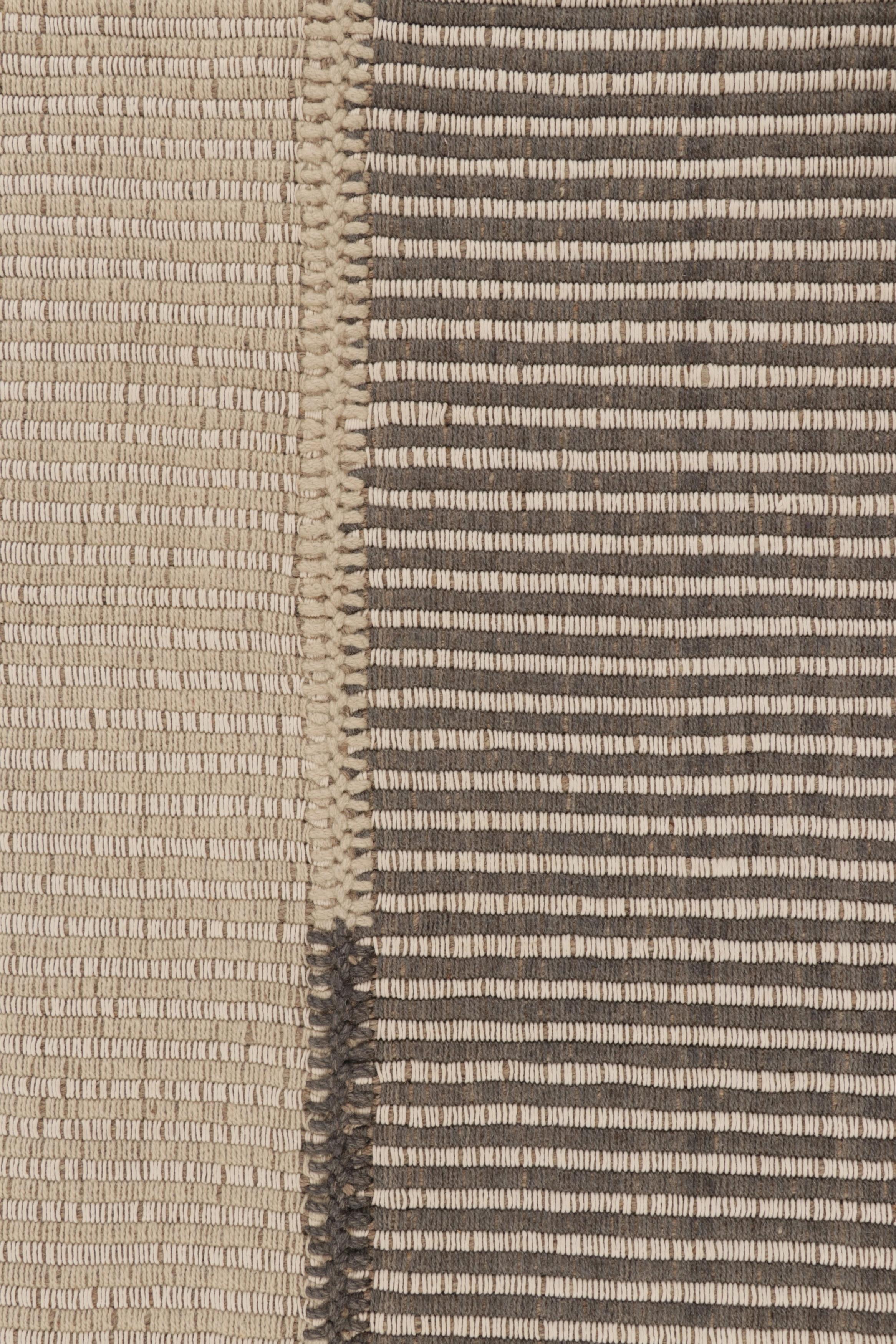 Rug & Kilim's Akzent-Kilim mit beigefarbenen und grauen Strukturstreifen (Moderne) im Angebot