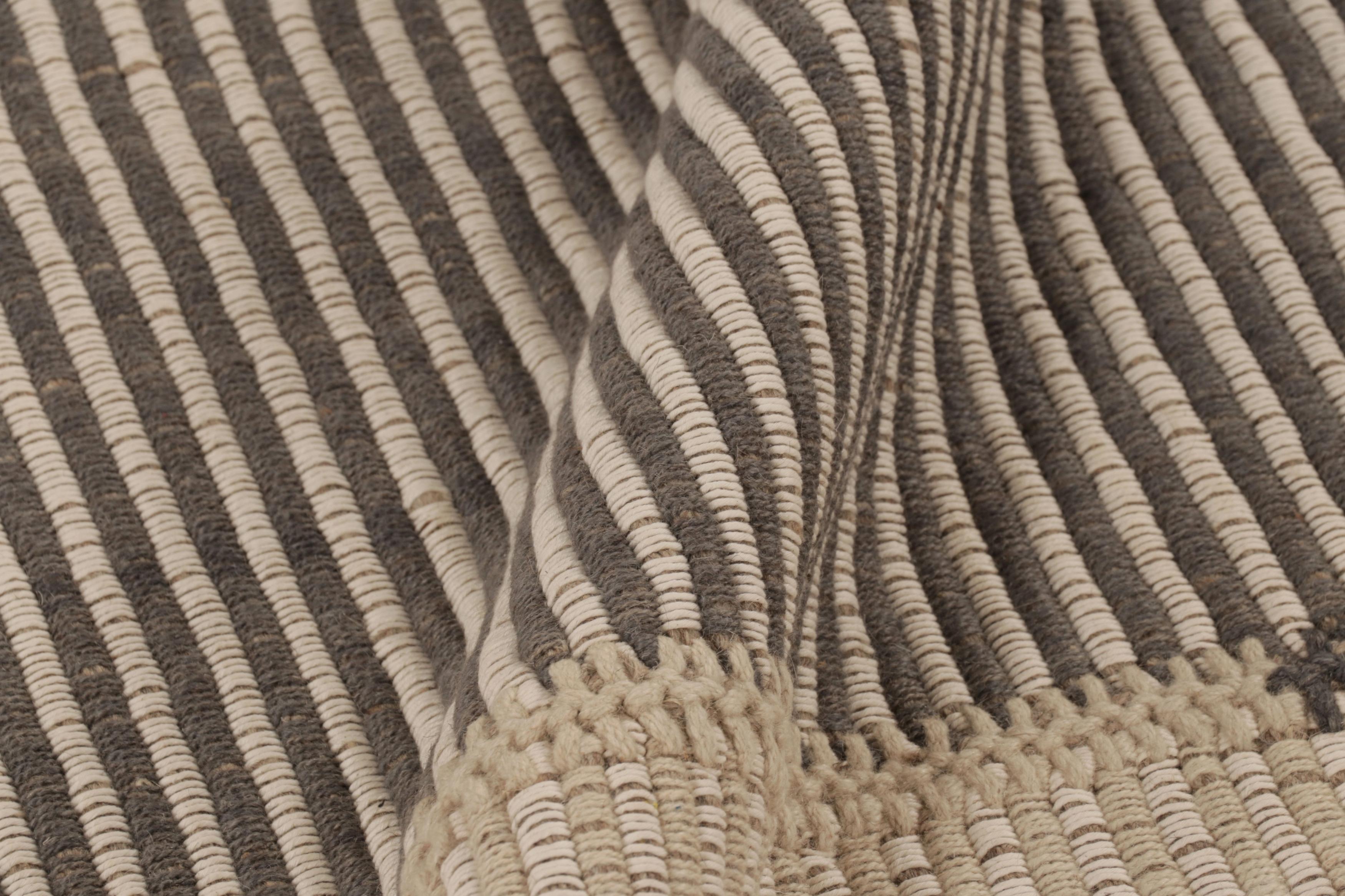 Rug & Kilim's Akzent-Kilim mit beigefarbenen und grauen Strukturstreifen (Afghanisch) im Angebot