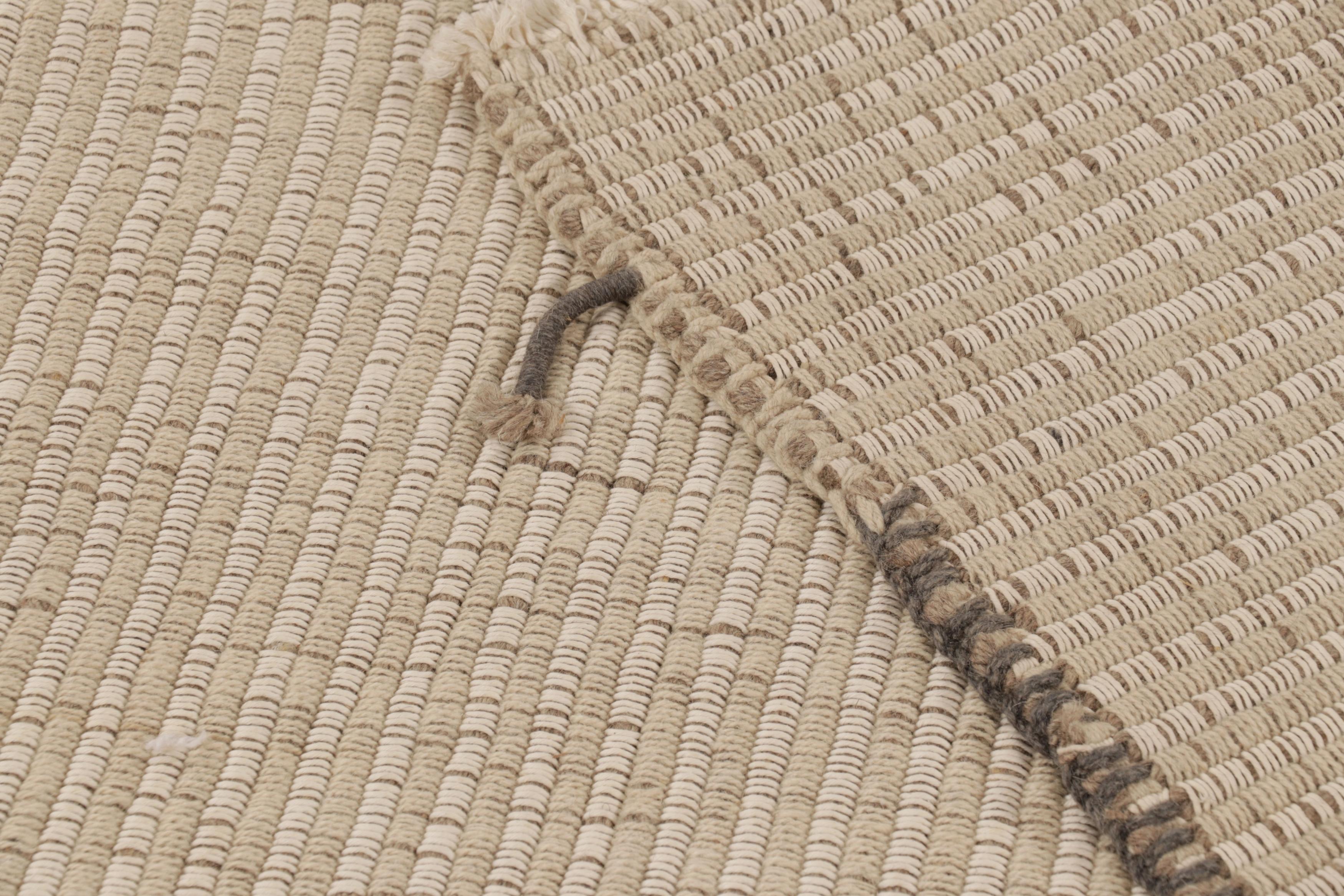 Rug & Kilim's Akzent-Kilim mit beigefarbenen und grauen Strukturstreifen (Handgeknüpft) im Angebot