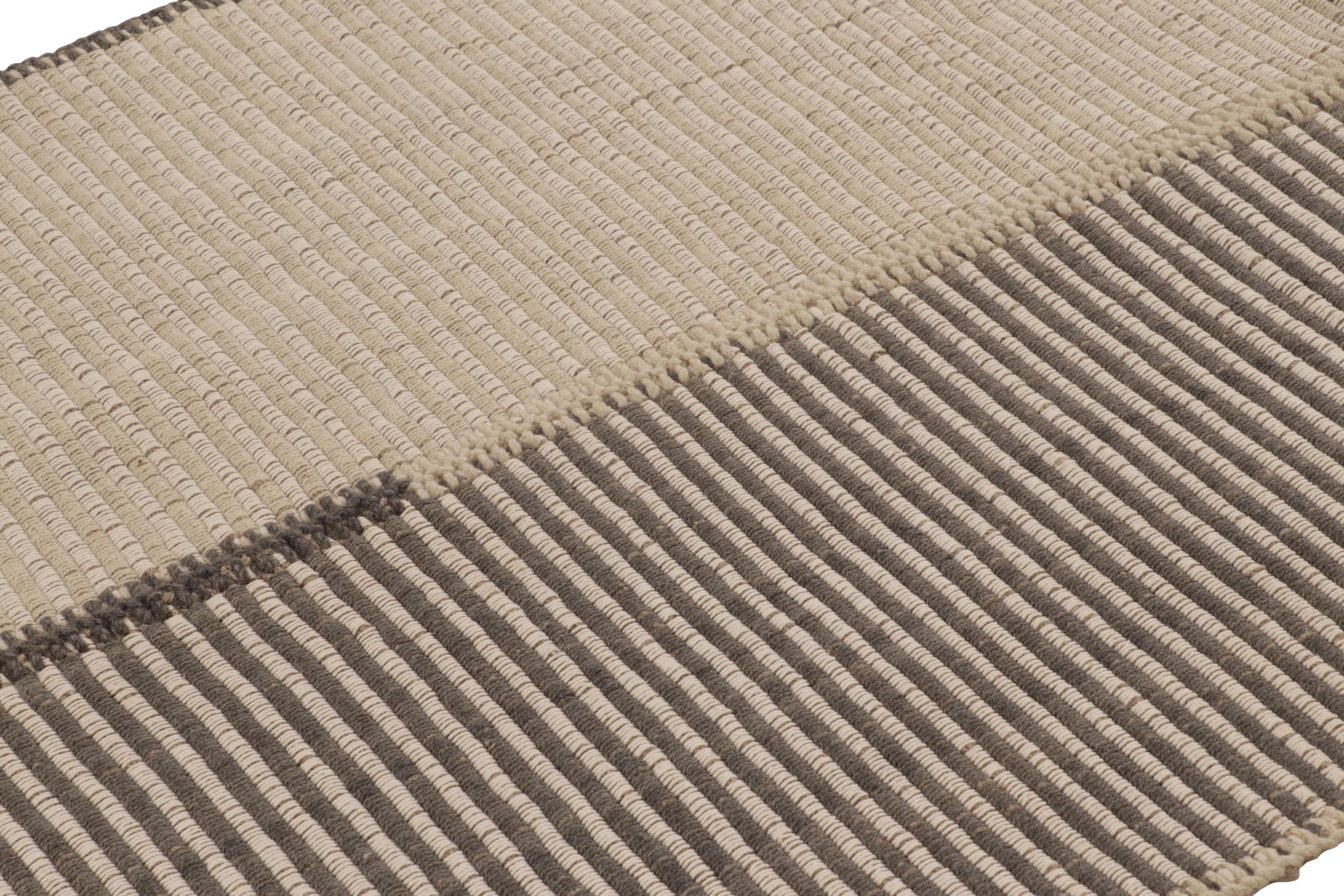 Rug & Kilim's Akzent-Kilim mit beigefarbenen und grauen Strukturstreifen im Zustand „Neu“ im Angebot in Long Island City, NY