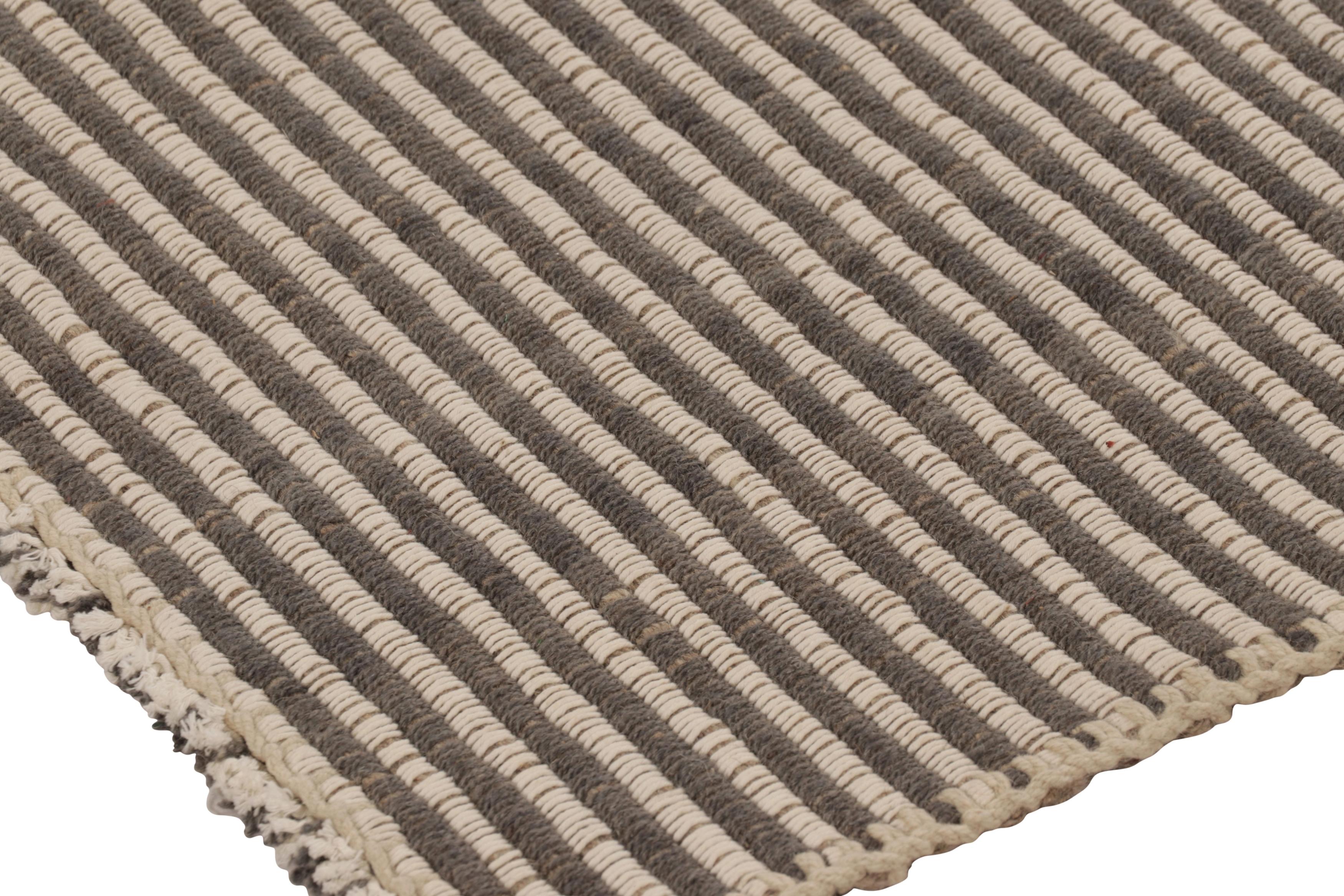 Rug & Kilim's Akzent-Kilim mit beigefarbenen und grauen Strukturstreifen (21. Jahrhundert und zeitgenössisch) im Angebot