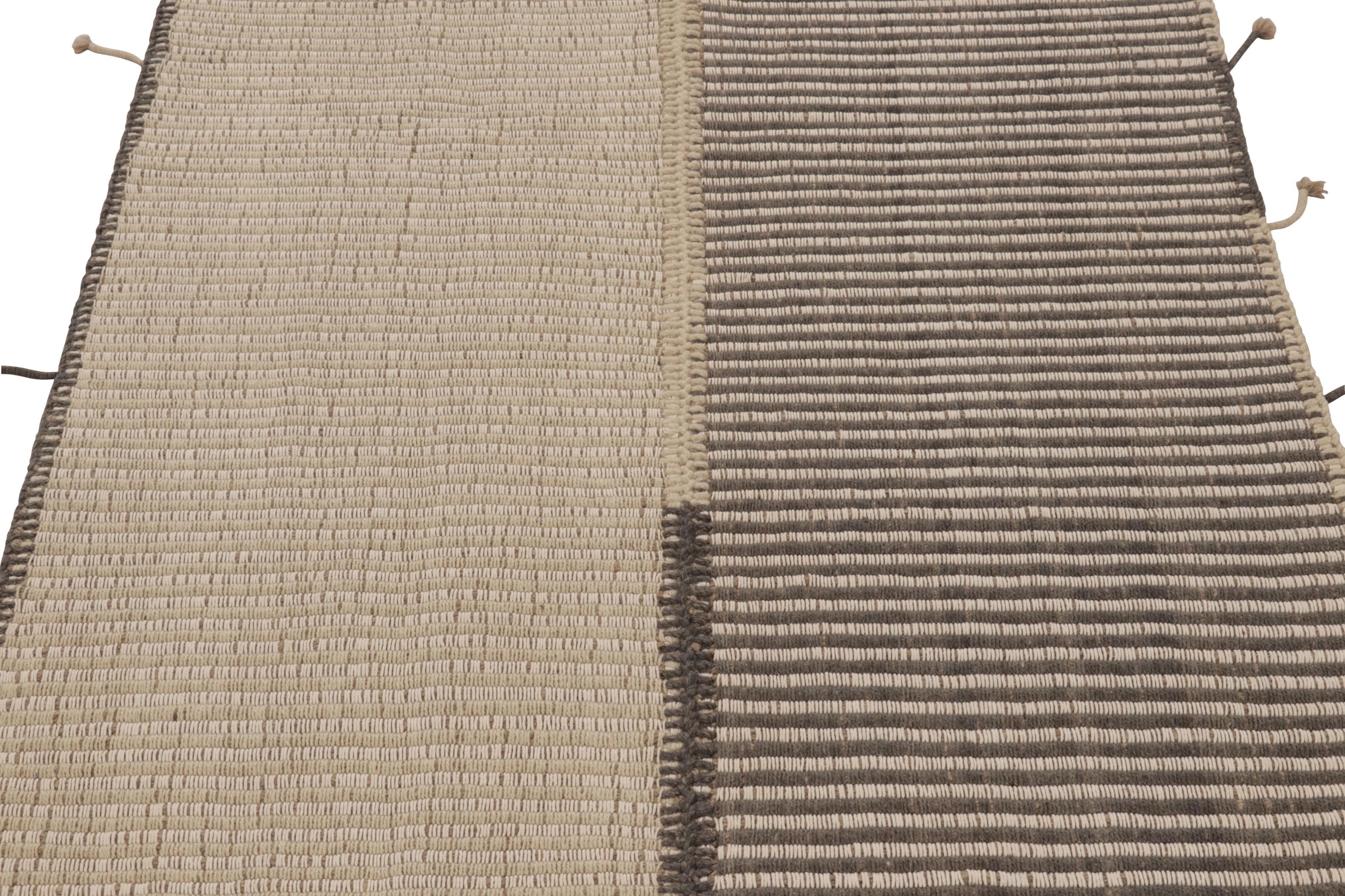 Rug & Kilim's Akzent-Kilim mit beigefarbenen und grauen Strukturstreifen (Wolle) im Angebot