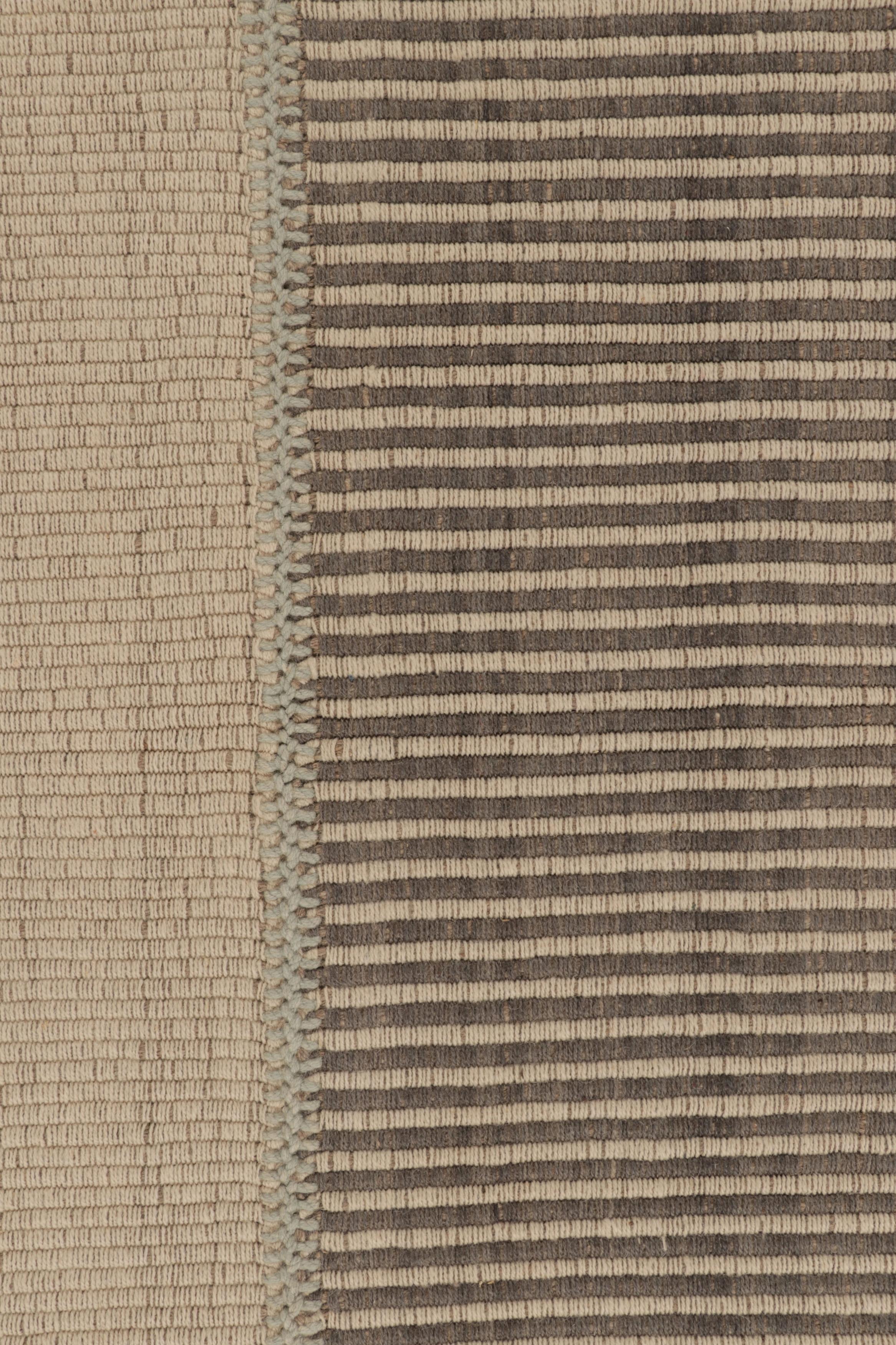  Tessuto a mano in lana, questo Kilim contemporaneo 4x5 fa parte di una nuova ed entusiasmante collezione di Rug & Kilim a tessitura piatta e personalizzabile.  

 Sul design:
