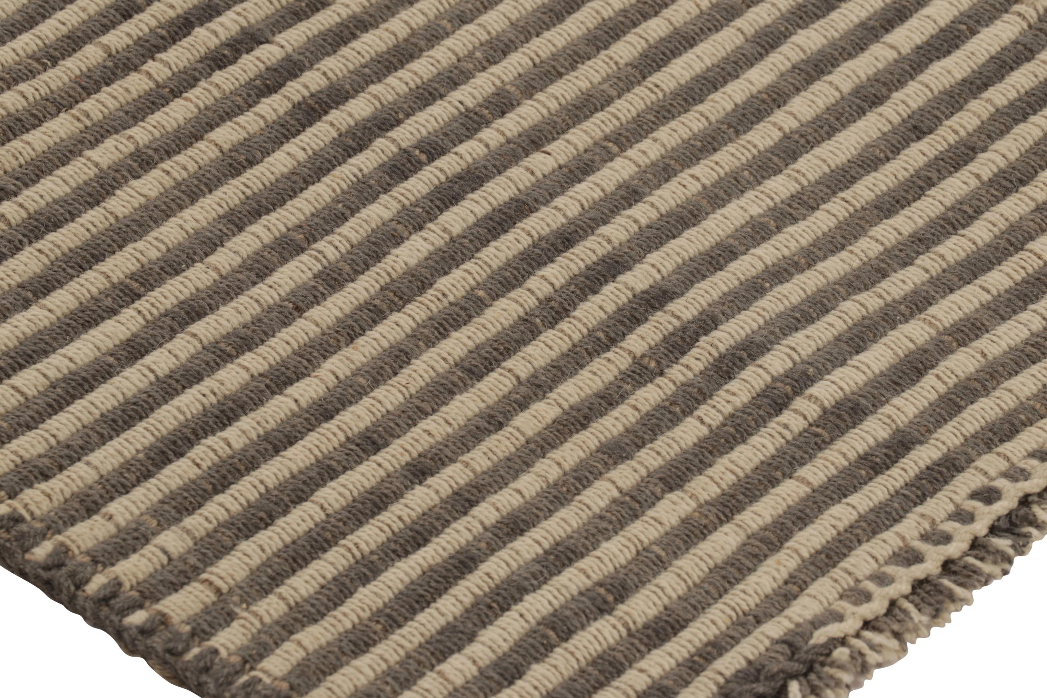 Dieser handgewebte, moderne 4x5-Kilim aus Wolle stammt aus einer aufregenden neuen Flachgewebe-Kollektion von Rug & Kilim, die nach Maß gefertigt wird. 

 Über das Design:
