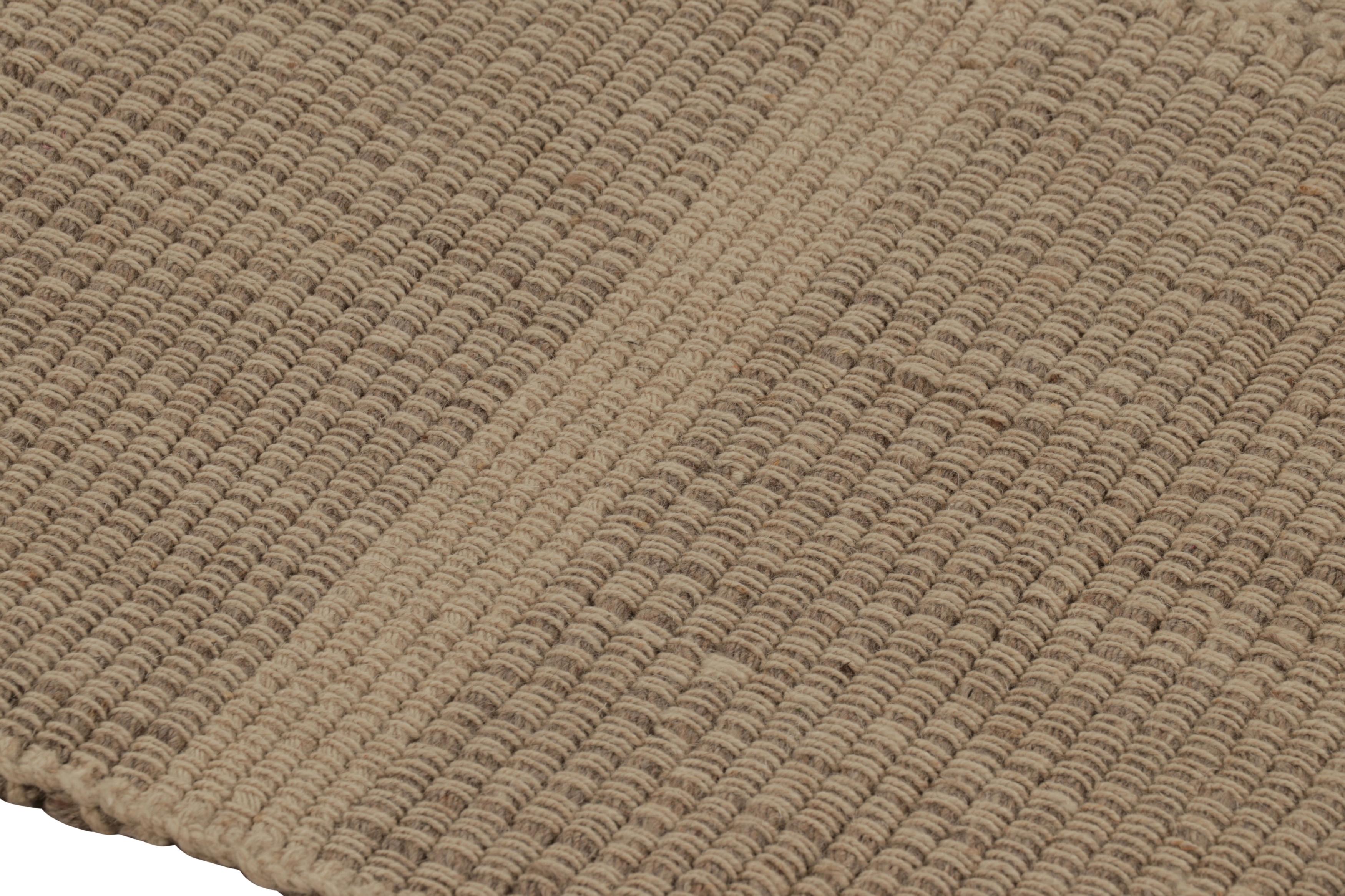 Rug & Kilim's Akzent-Kilim mit strukturierten Streifen in Beige und Braun (Moderne) im Angebot