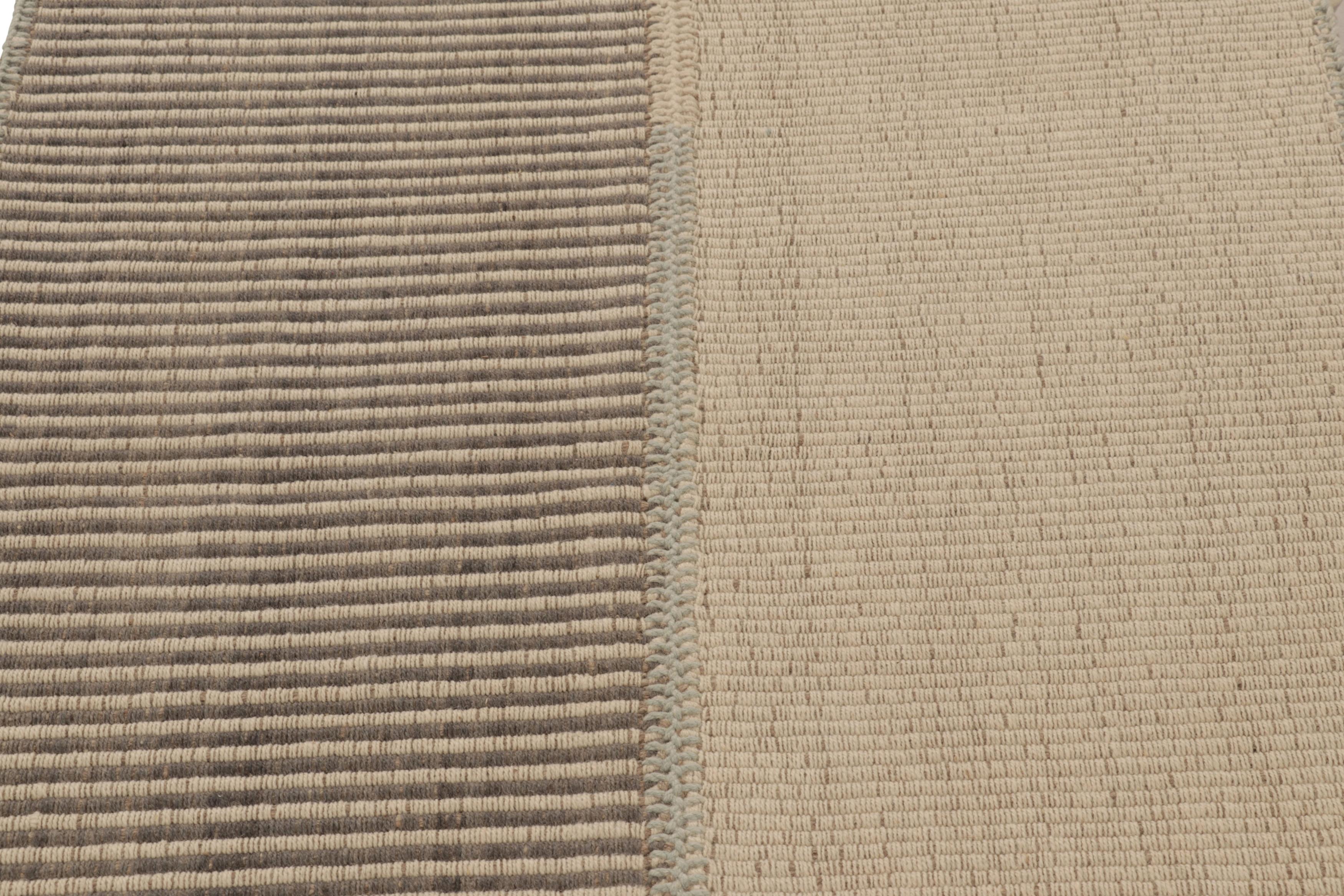 Moderno Rug & Kilim è un kilim d'accento a strisce beige e marroni. in vendita