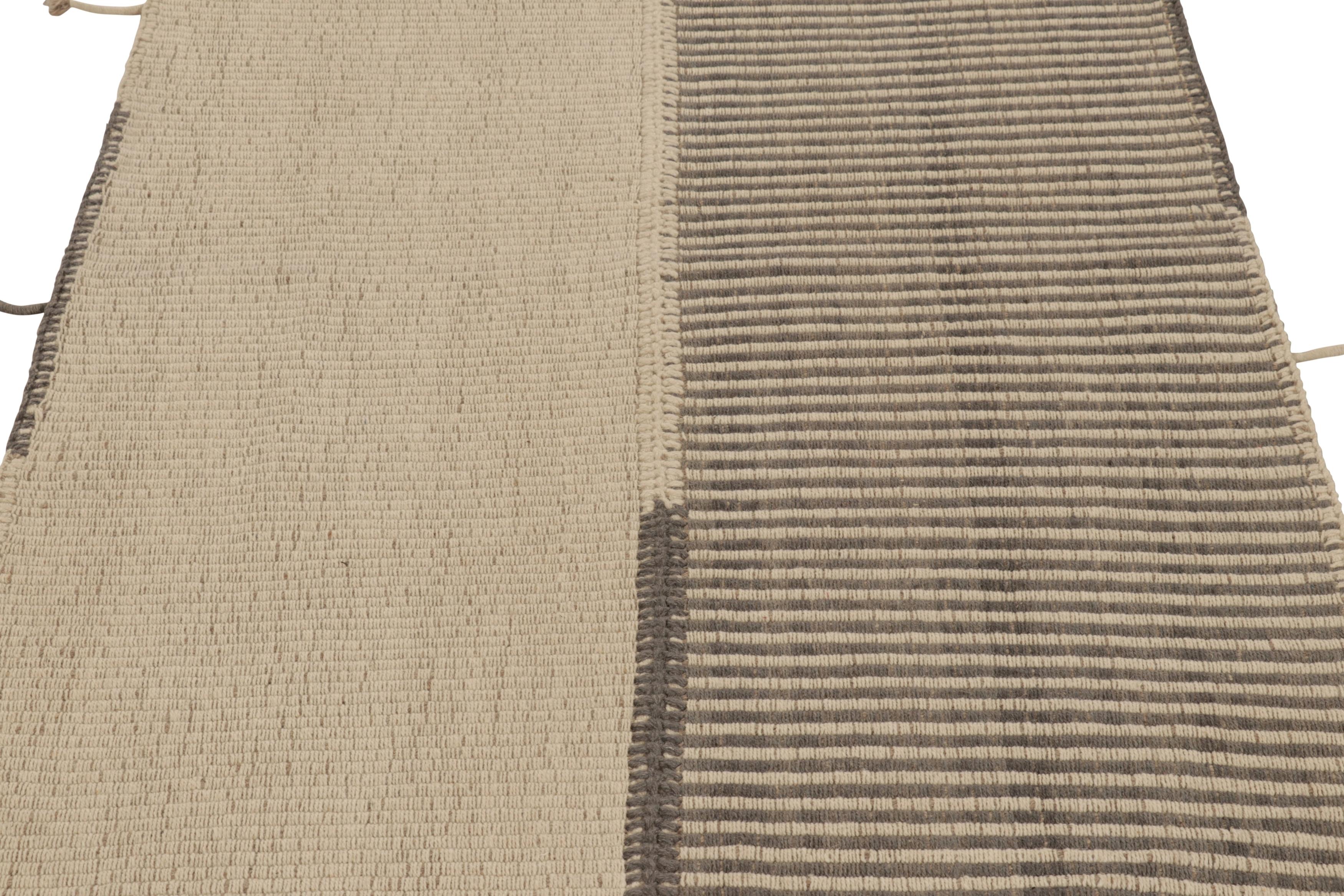 Rug & Kilim's Akzent-Kilim mit strukturierten Streifen in Beige und Braun (Moderne) im Angebot