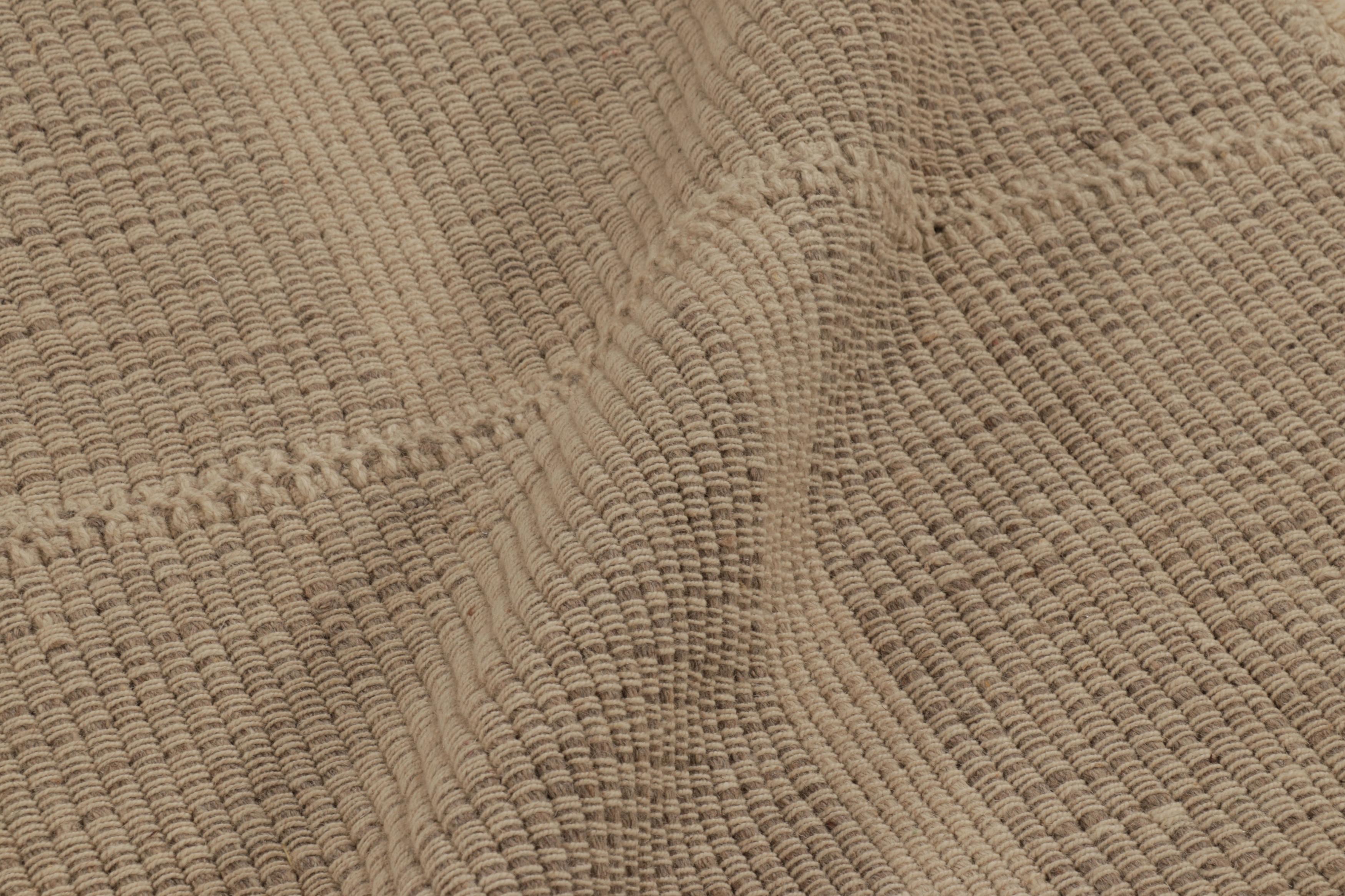 Rug & Kilim's Akzent-Kilim mit strukturierten Streifen in Beige und Braun (Afghanisch) im Angebot