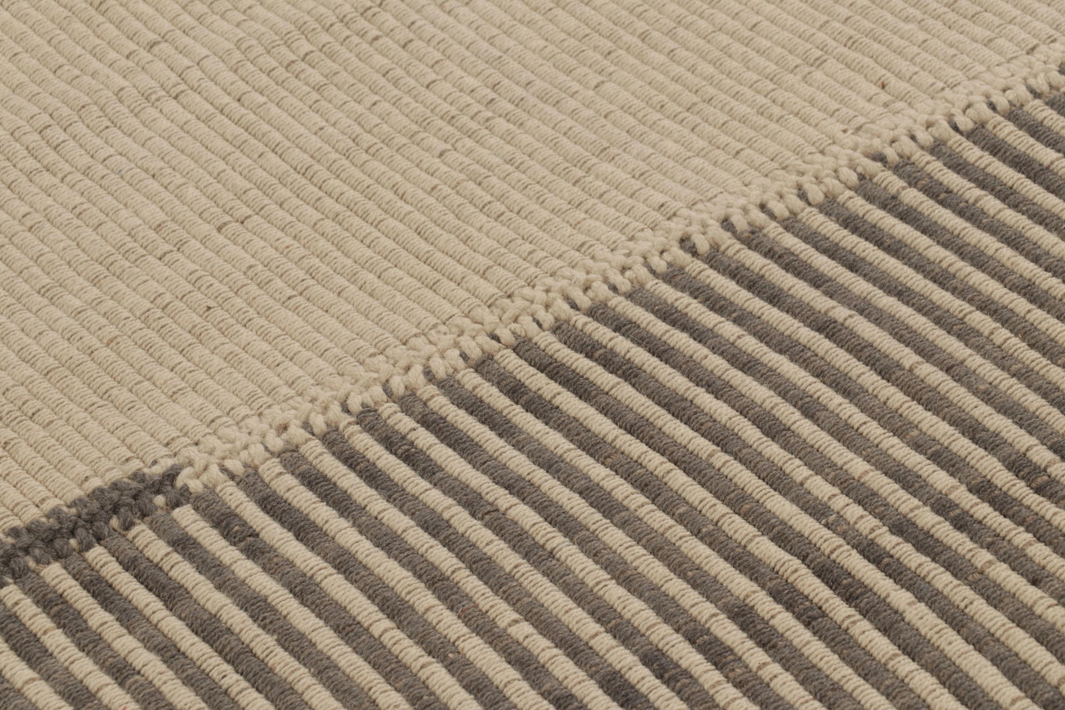 Rug & Kilim's Akzent-Kilim mit strukturierten Streifen in Beige und Braun (Afghanisch) im Angebot