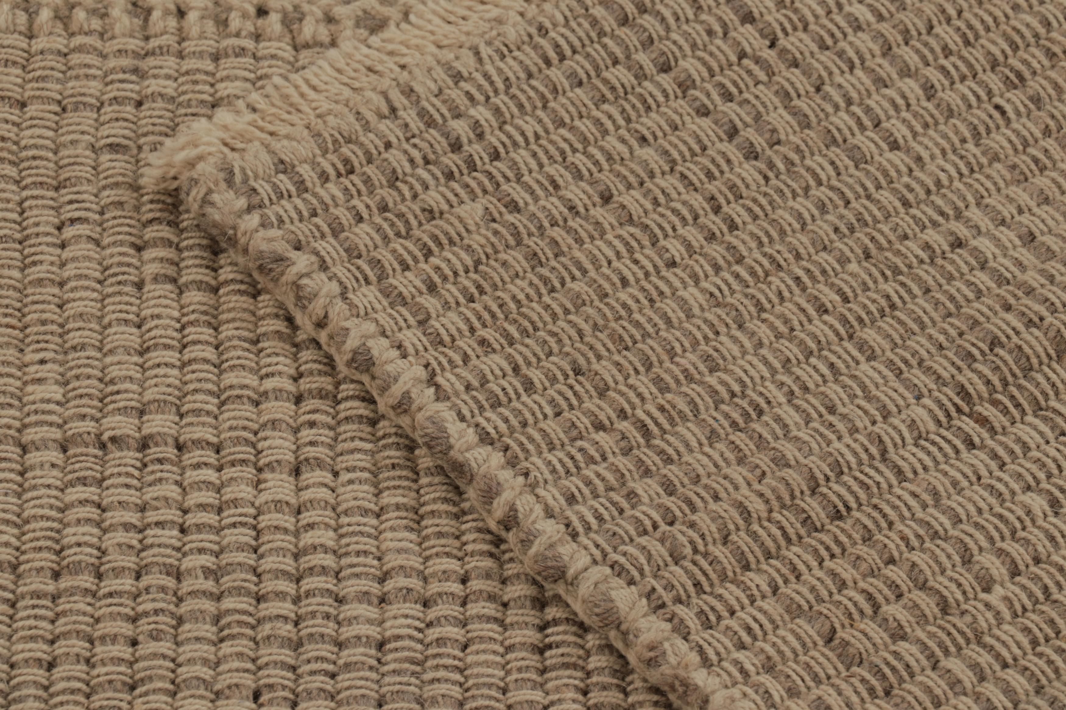 Rug & Kilim's Akzent-Kilim mit strukturierten Streifen in Beige und Braun (Handgeknüpft) im Angebot