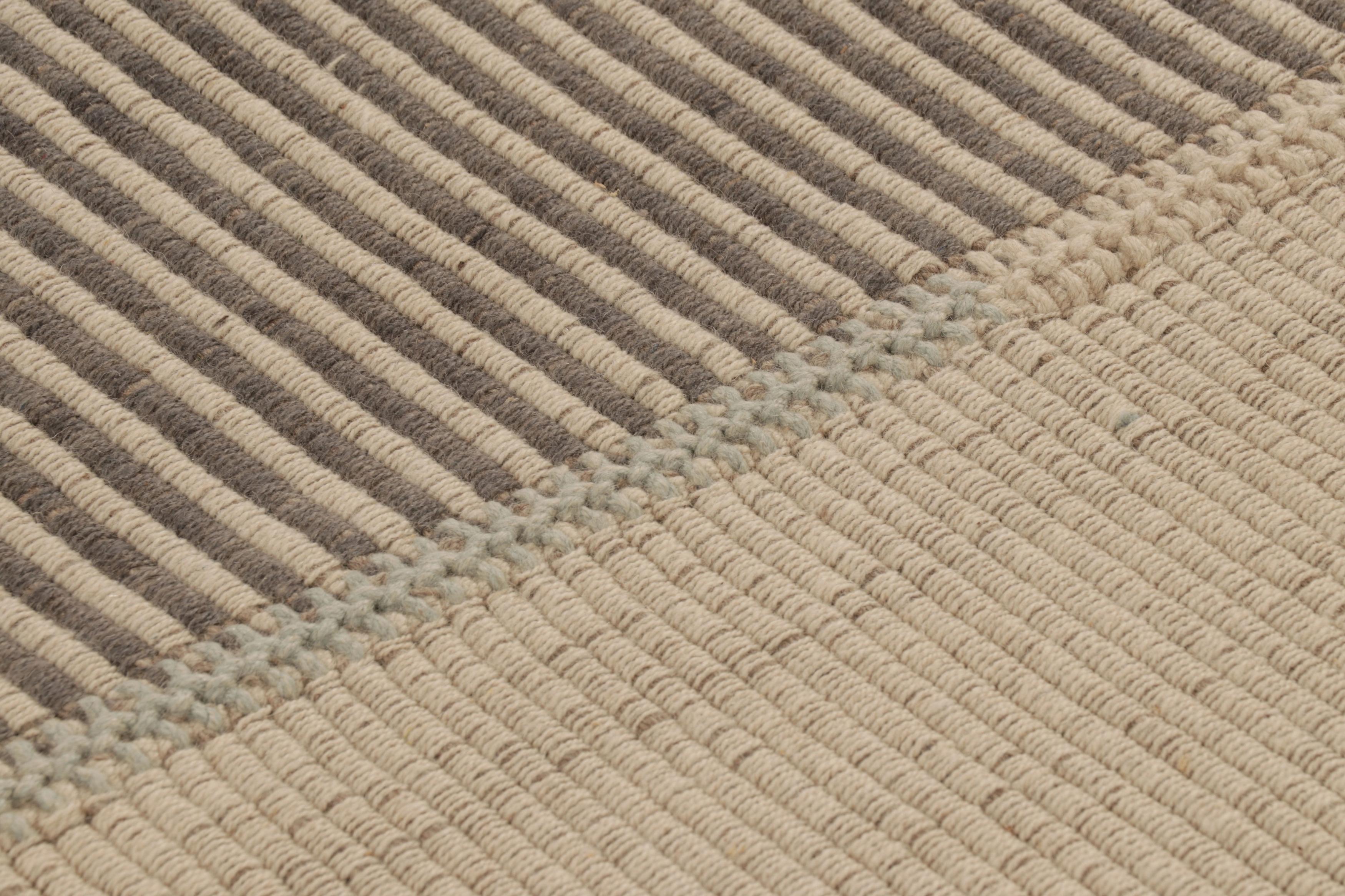 Annodato a mano Rug & Kilim è un kilim d'accento a strisce beige e marroni. in vendita