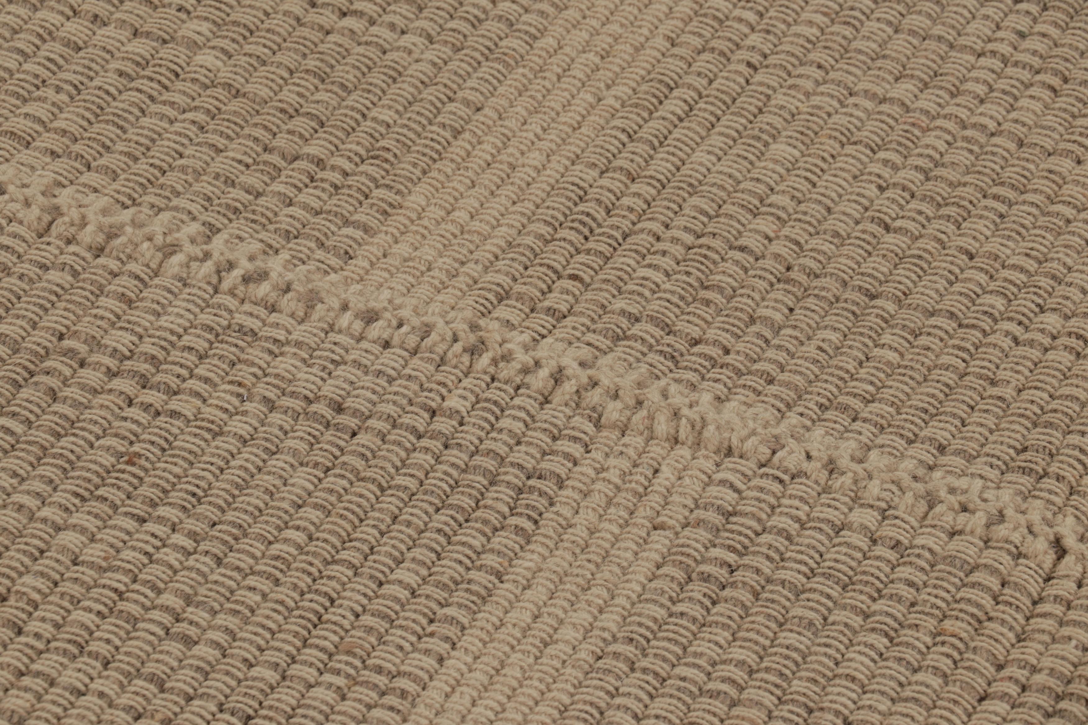 Rug & Kilim's Akzent-Kilim mit strukturierten Streifen in Beige und Braun im Zustand „Neu“ im Angebot in Long Island City, NY
