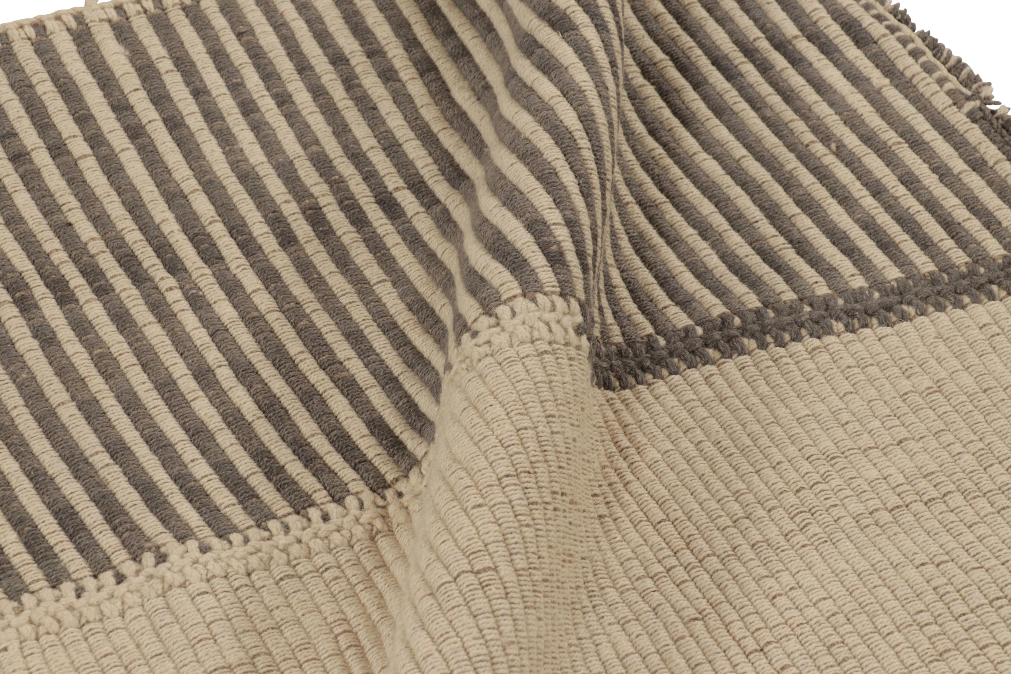 Rug & Kilim's Akzent-Kilim mit strukturierten Streifen in Beige und Braun im Zustand „Neu“ im Angebot in Long Island City, NY