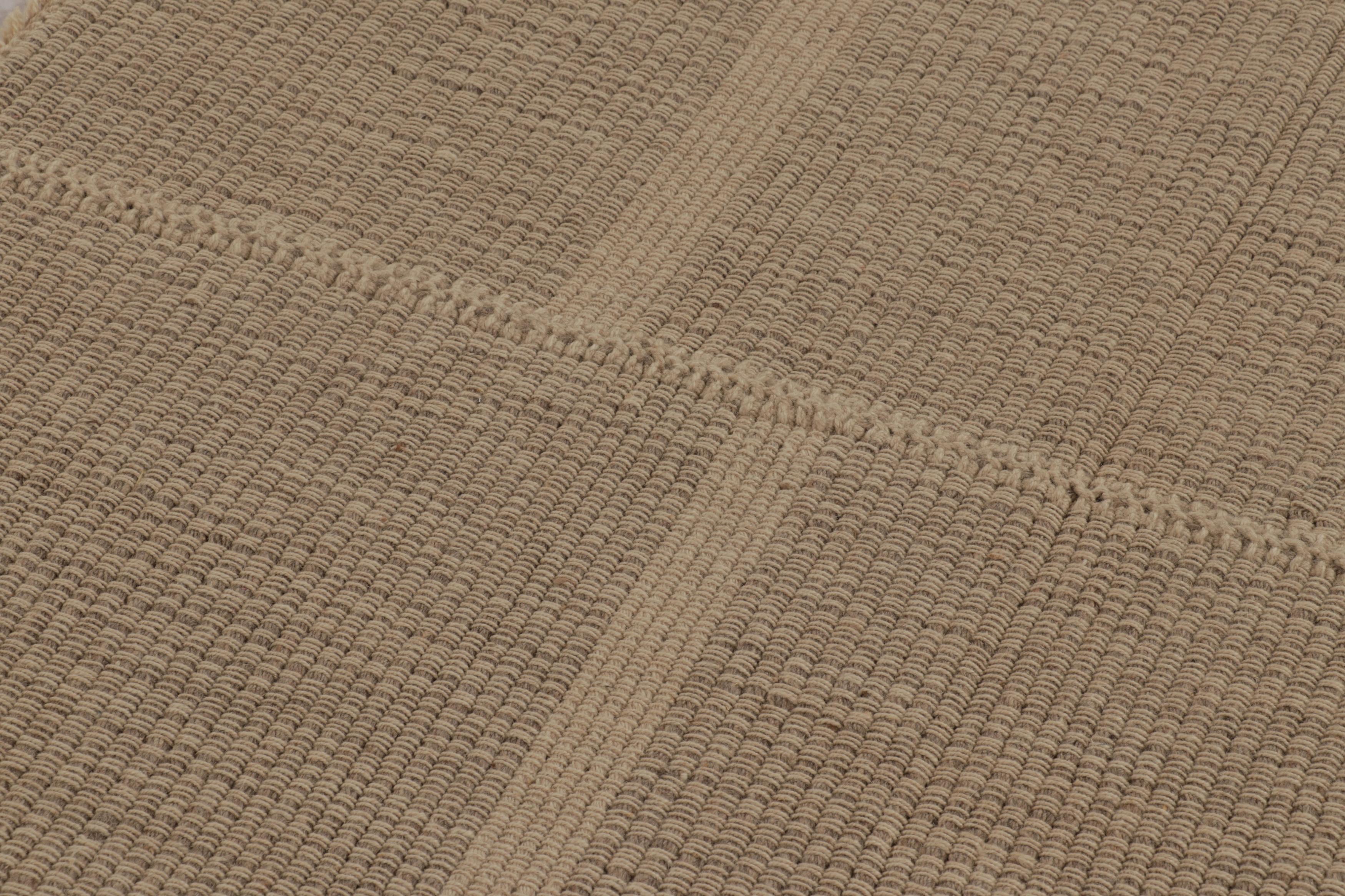 Rug & Kilim's Akzent-Kilim mit strukturierten Streifen in Beige und Braun (21. Jahrhundert und zeitgenössisch) im Angebot