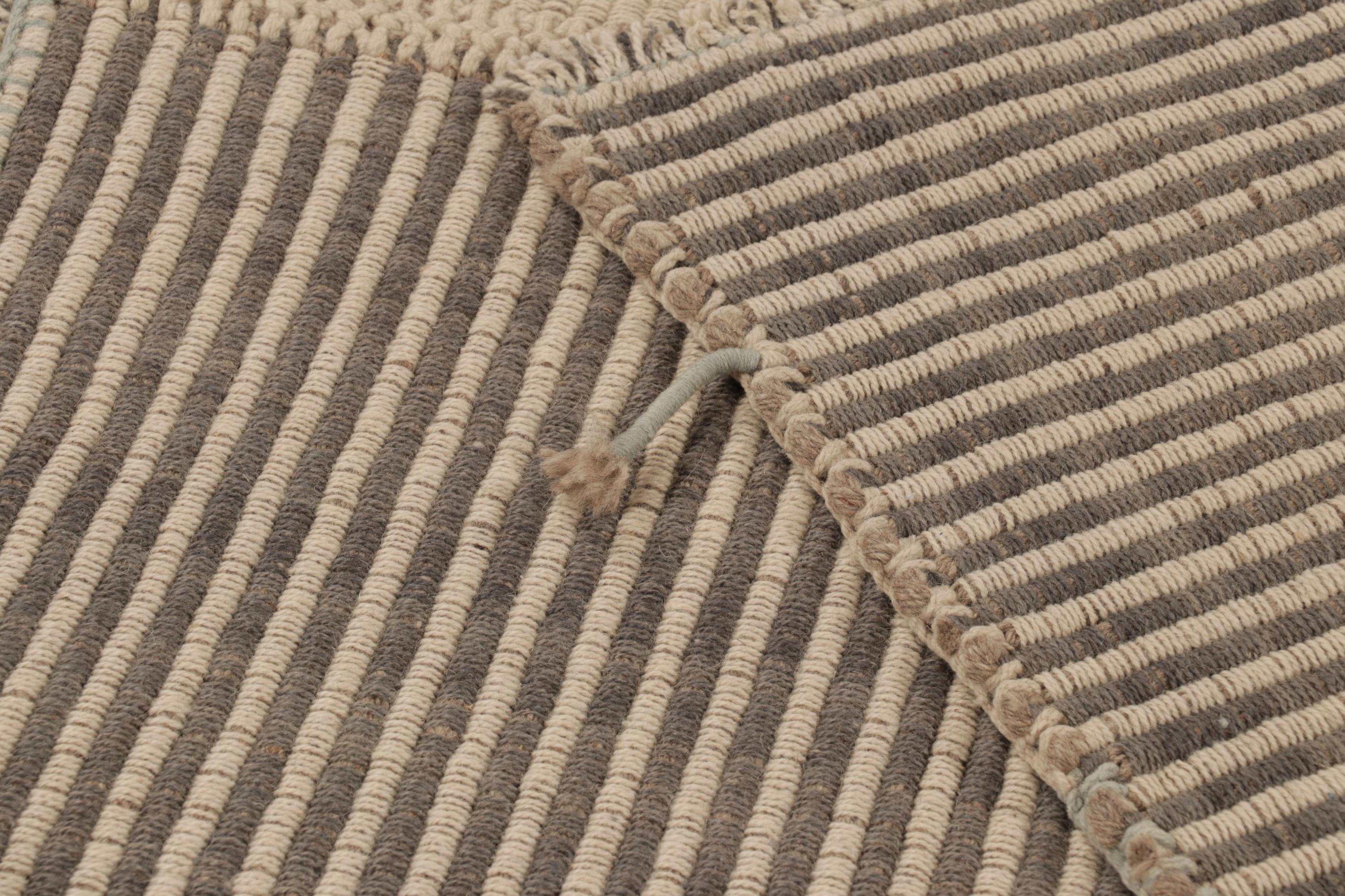 XXI secolo e contemporaneo Rug & Kilim è un kilim d'accento a strisce beige e marroni. in vendita