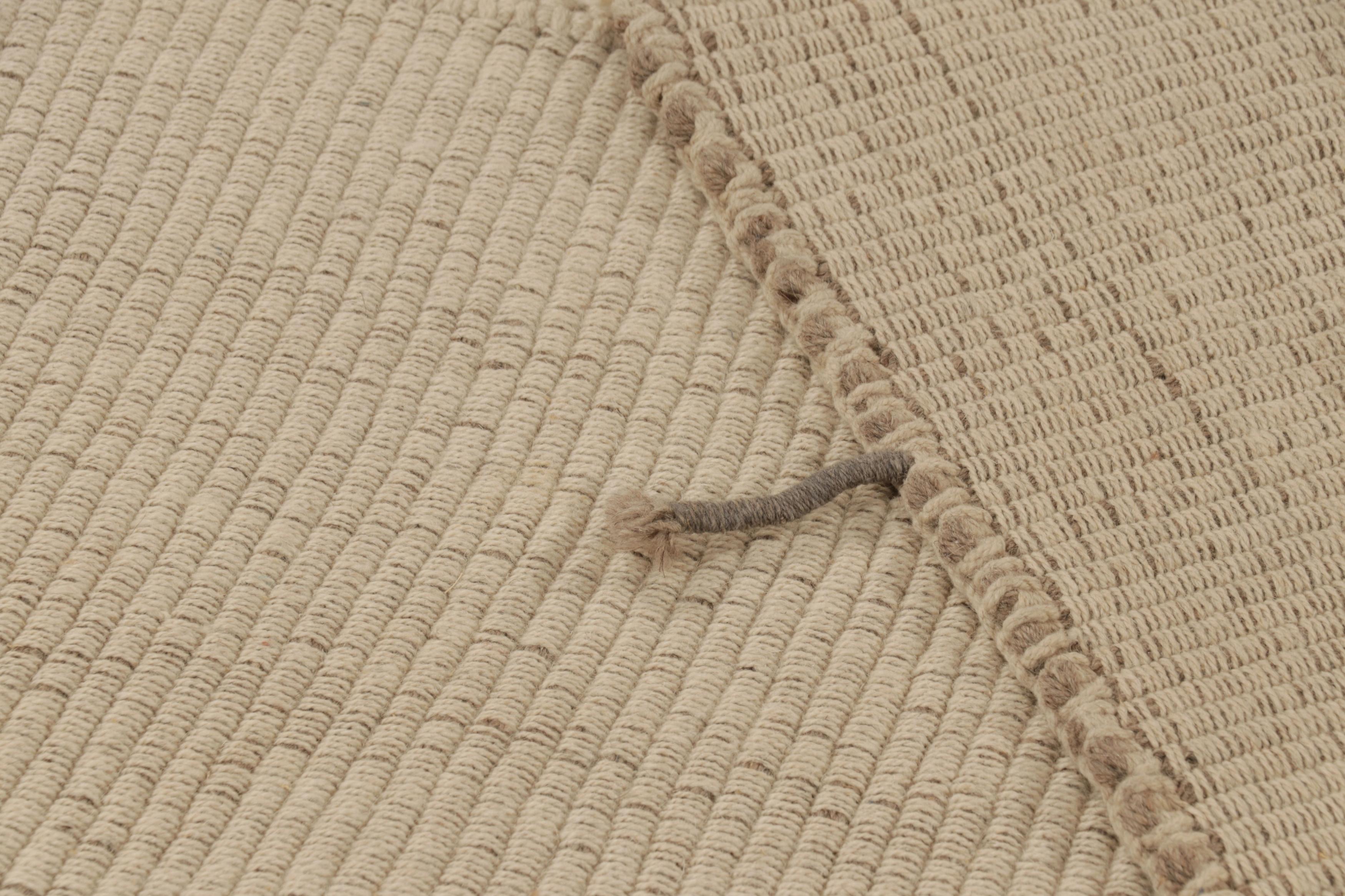 Rug & Kilim's Akzent-Kilim mit strukturierten Streifen in Beige und Braun (21. Jahrhundert und zeitgenössisch) im Angebot