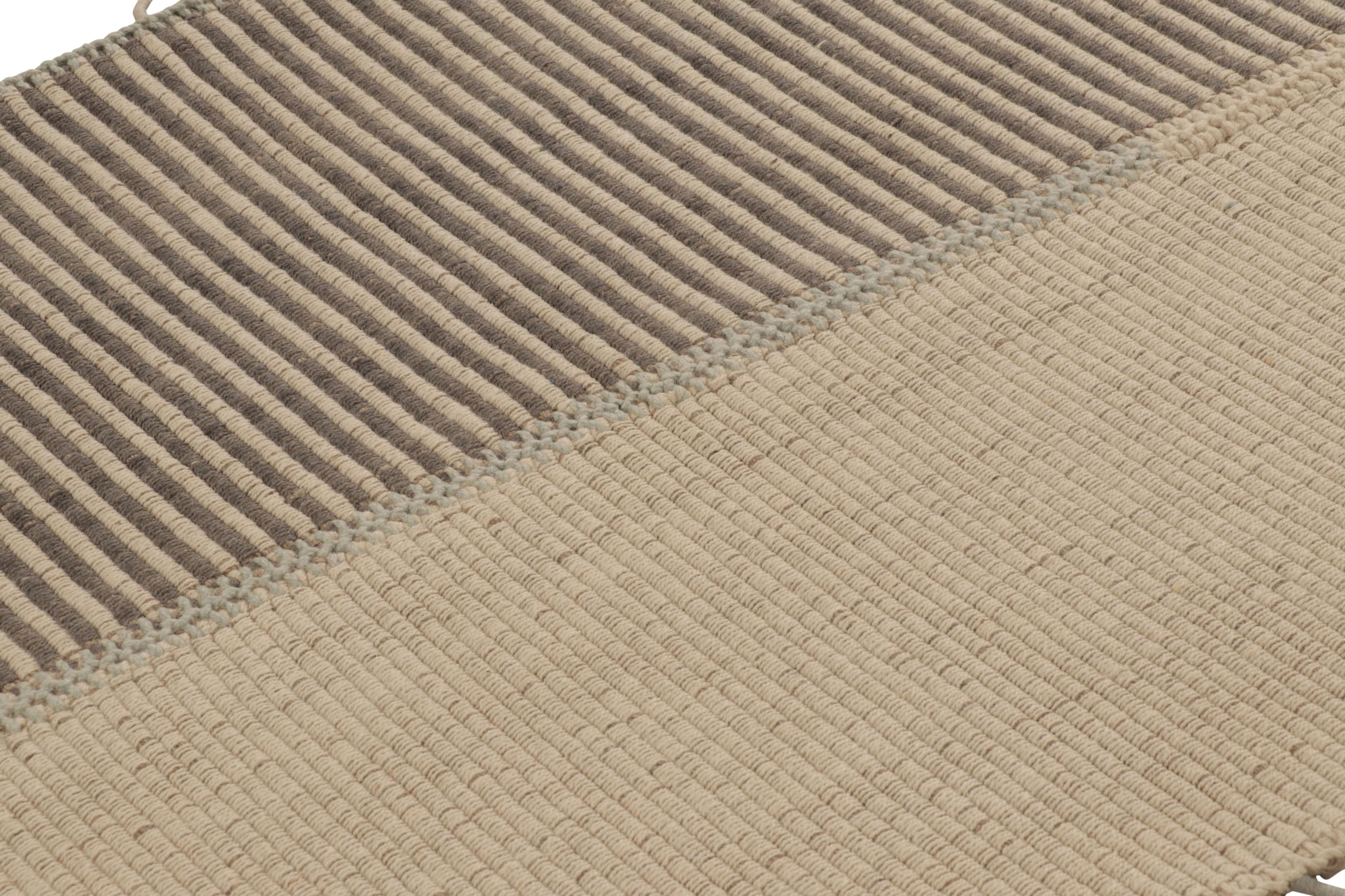 Lana Rug & Kilim è un kilim d'accento a strisce beige e marroni. in vendita