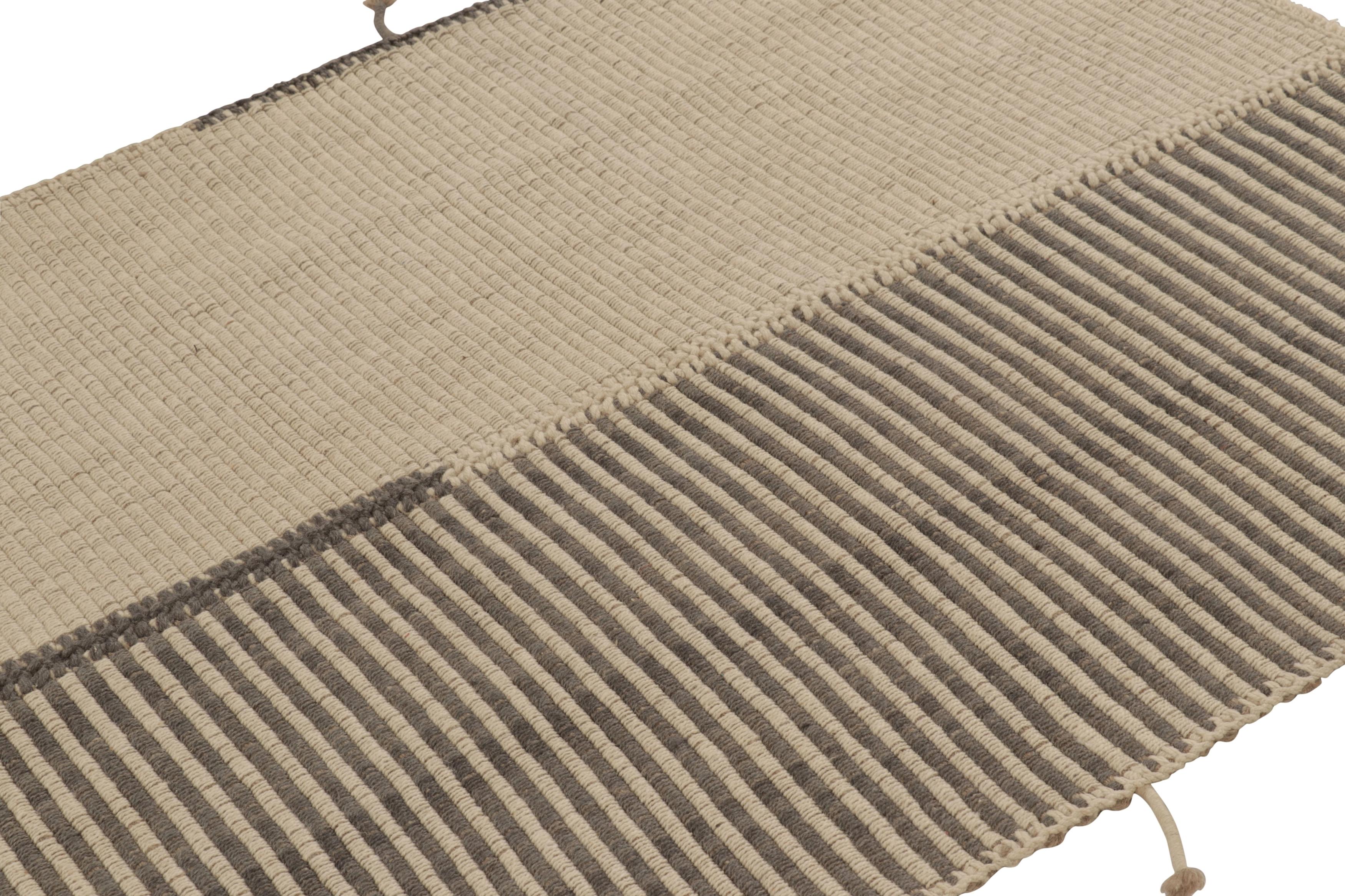 Rug & Kilim's Akzent-Kilim mit strukturierten Streifen in Beige und Braun (Wolle) im Angebot